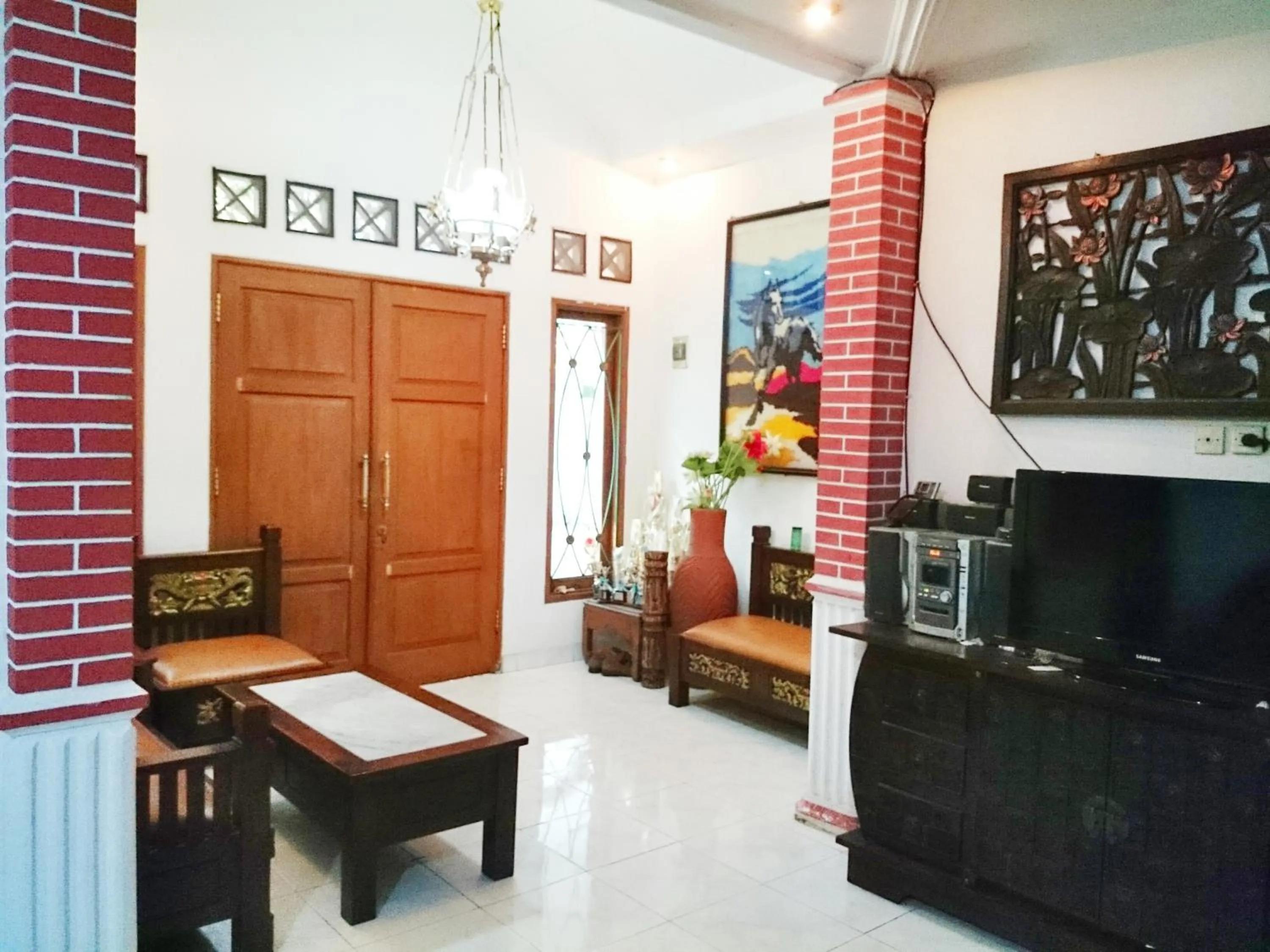 Communal lounge/ TV room in Hostel Bogor