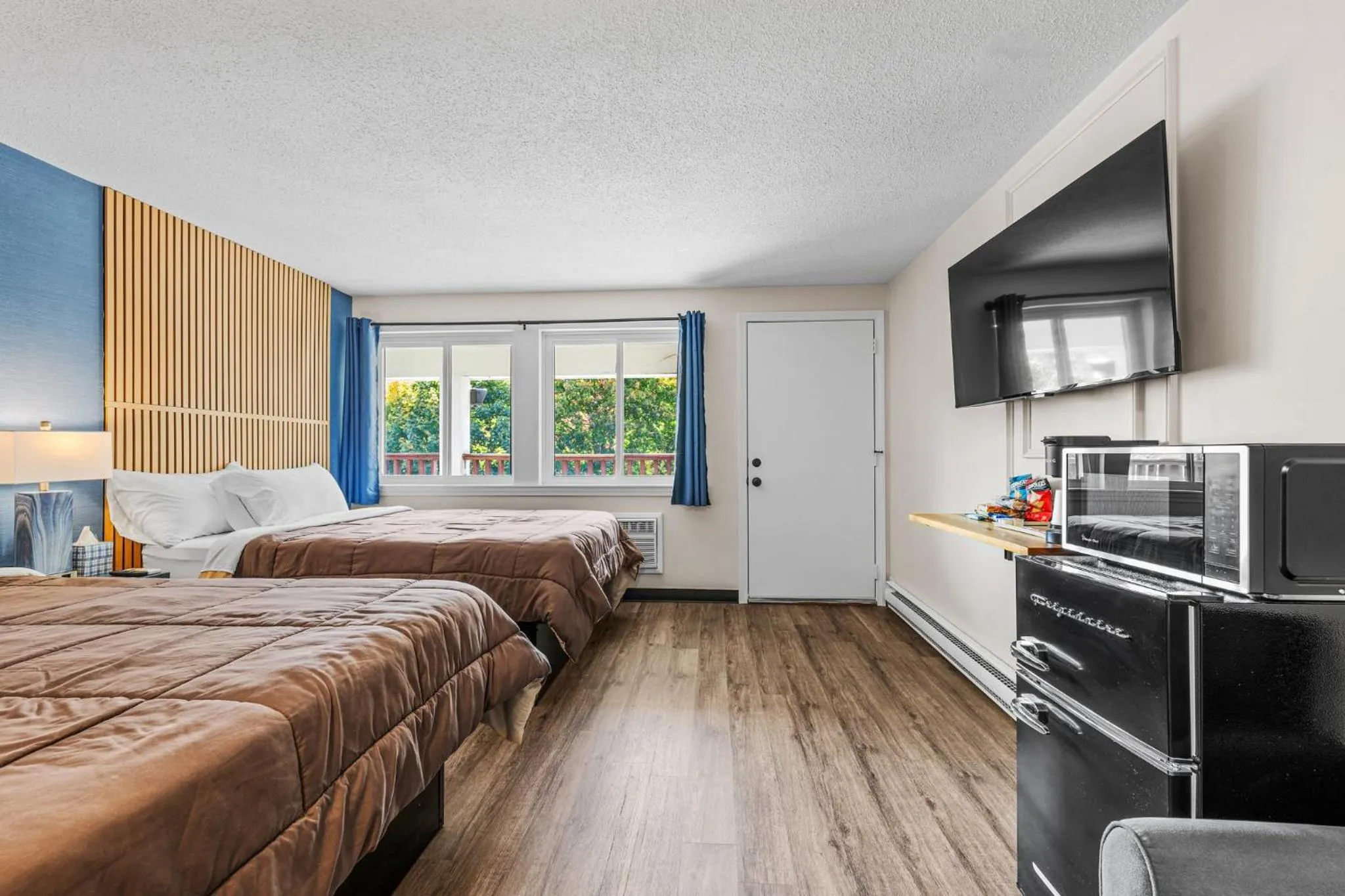 Bed in Green Harbor Hotel