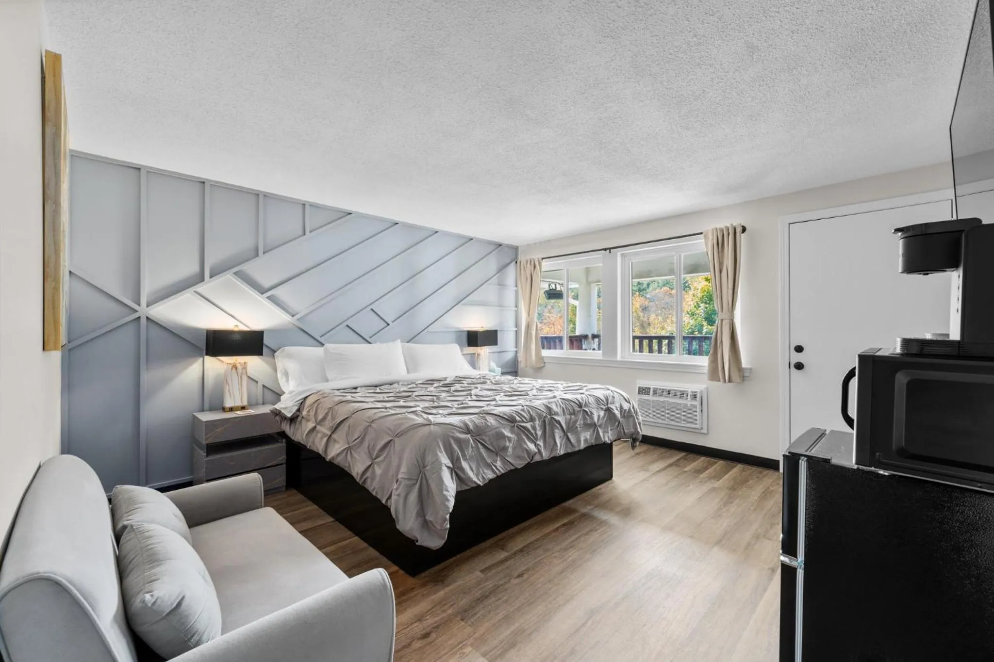 Bed in Green Harbor Hotel