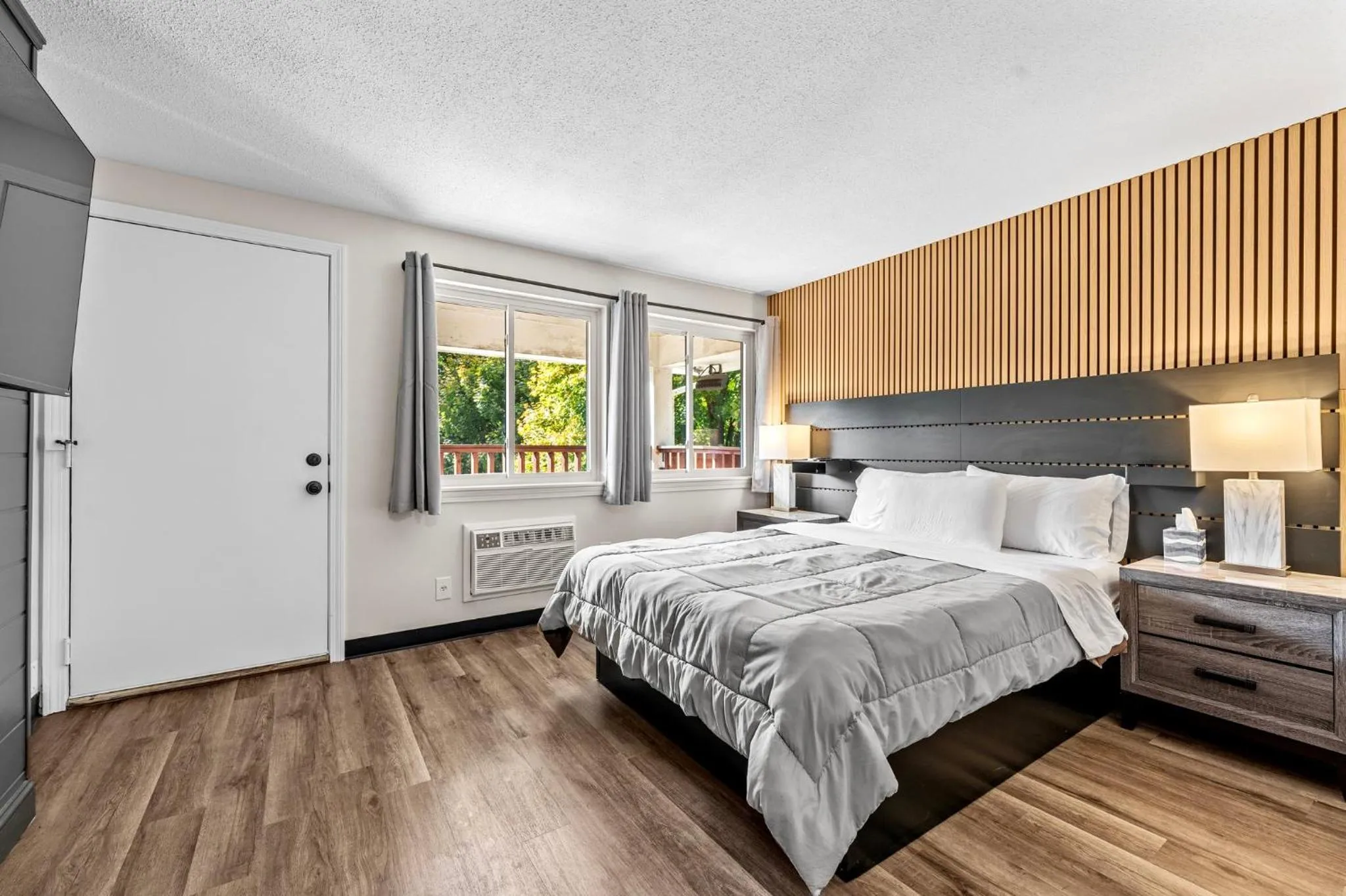 Bed in Green Harbor Hotel