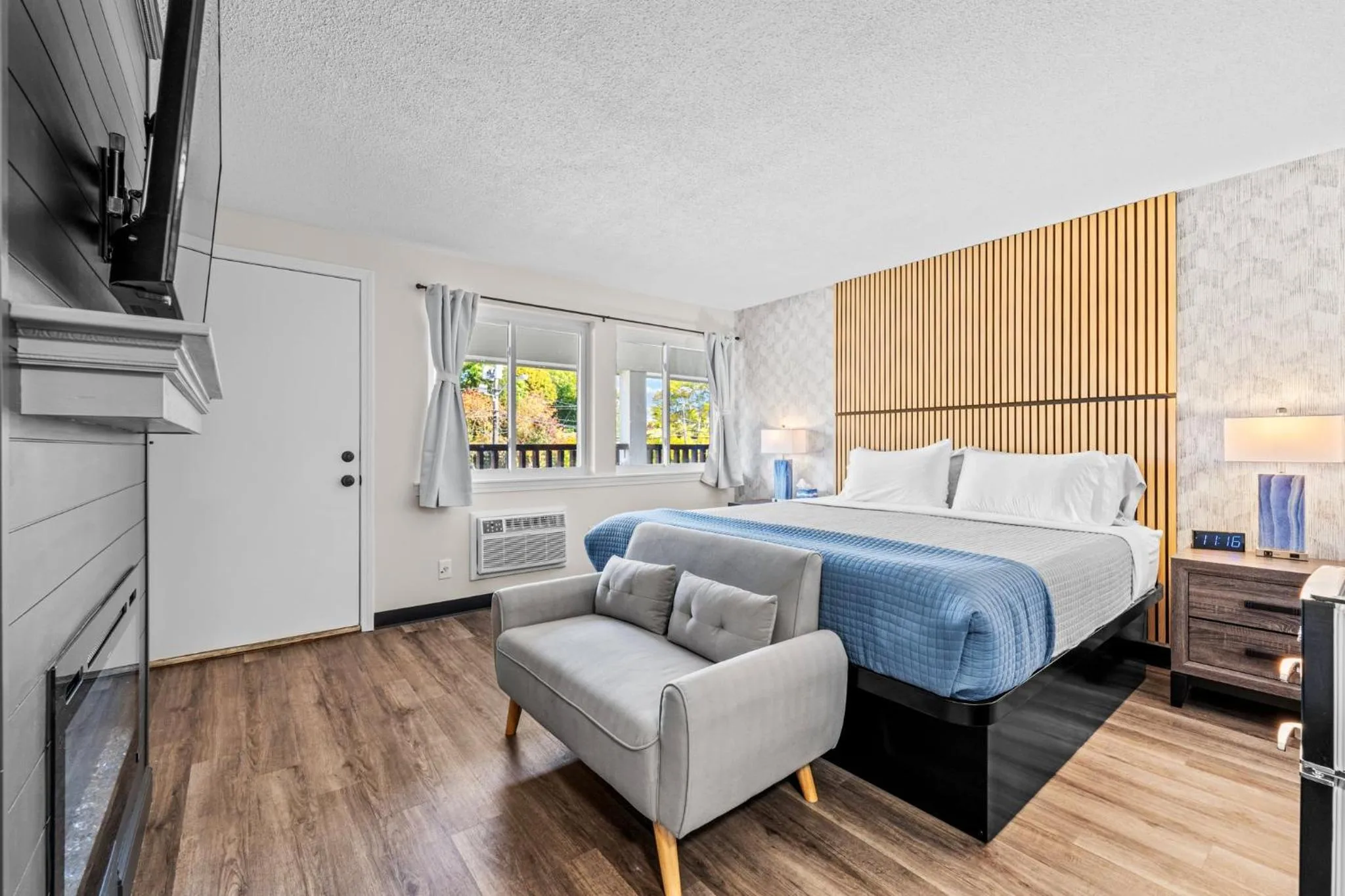 Bed in Green Harbor Hotel