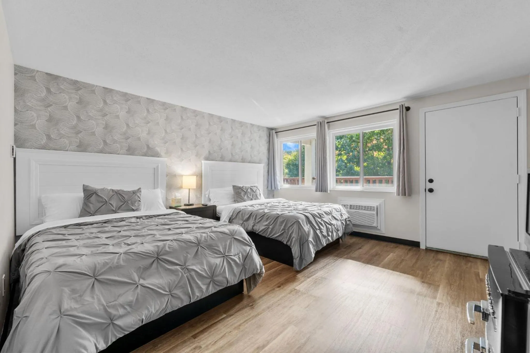 Bed in Green Harbor Hotel