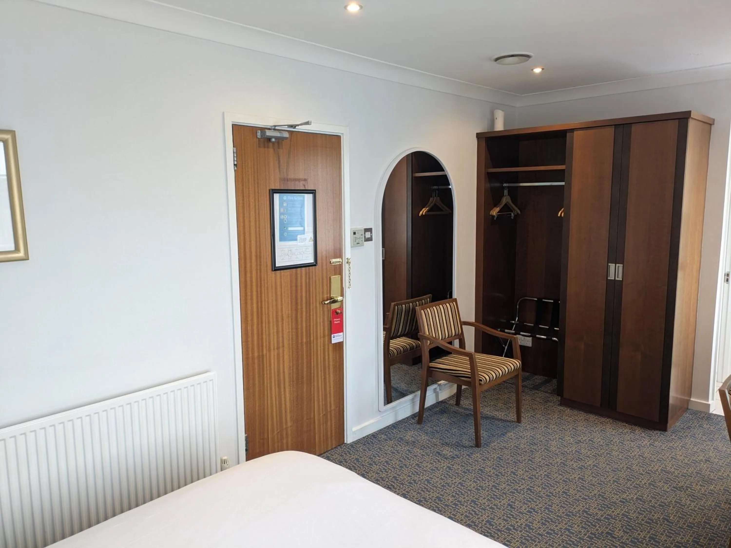 wardrobe, Bed in Best Western Homestead Court Hotel