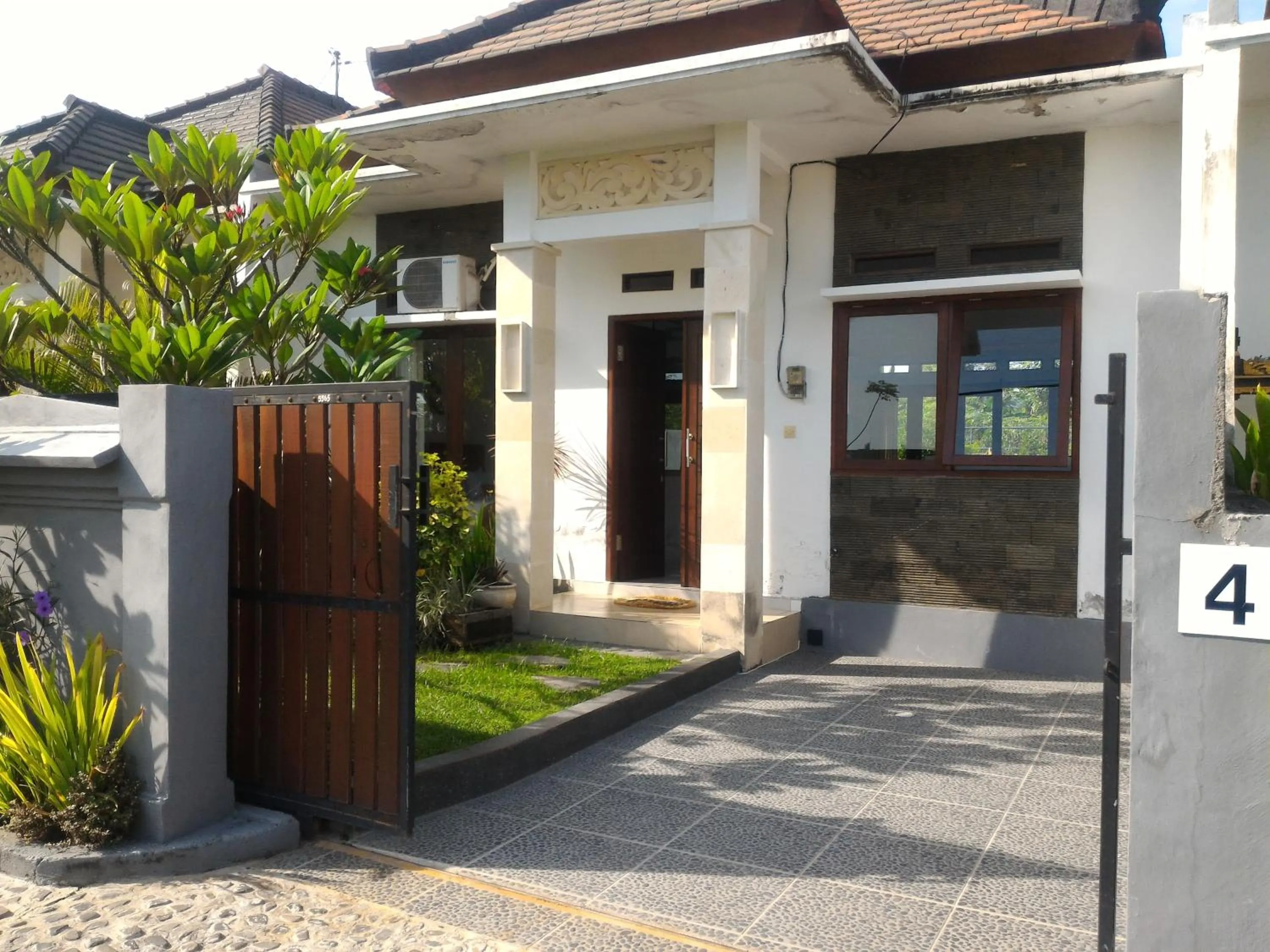 Facade/entrance in Villa Dencarik