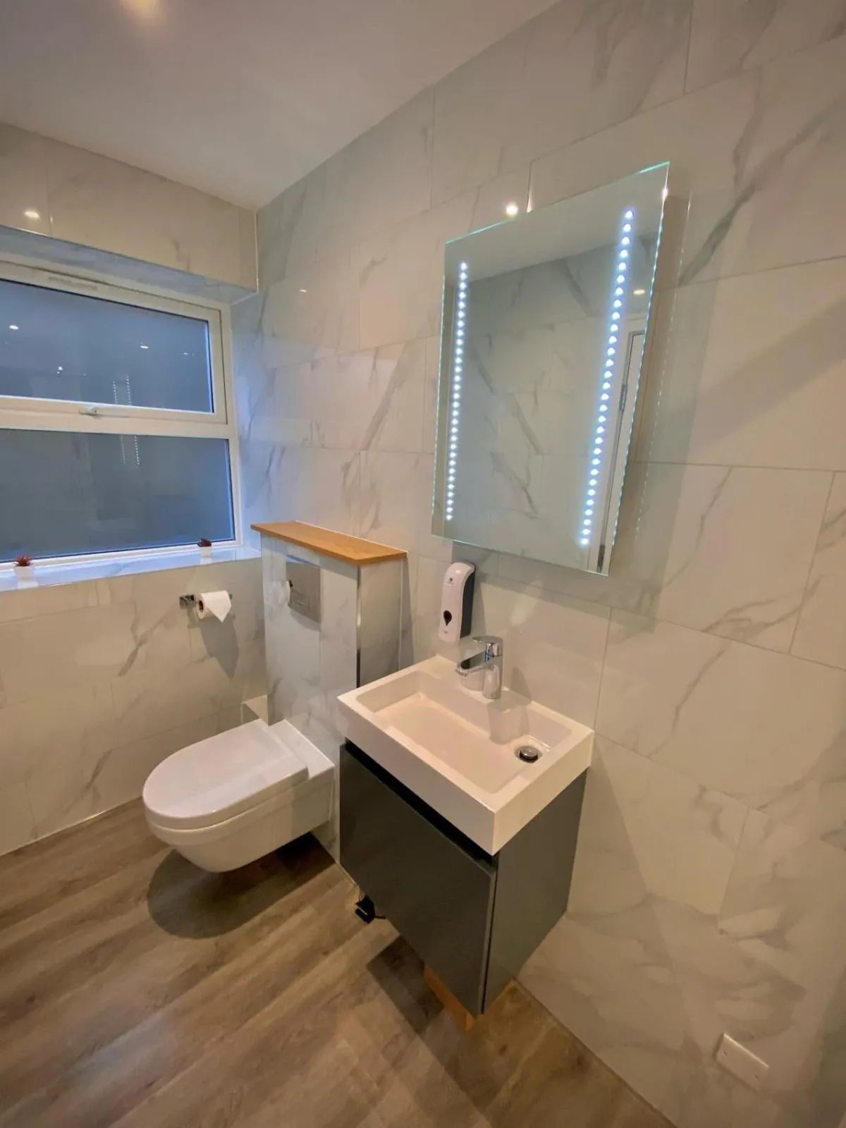 Toilet in Holtwhites Hotel