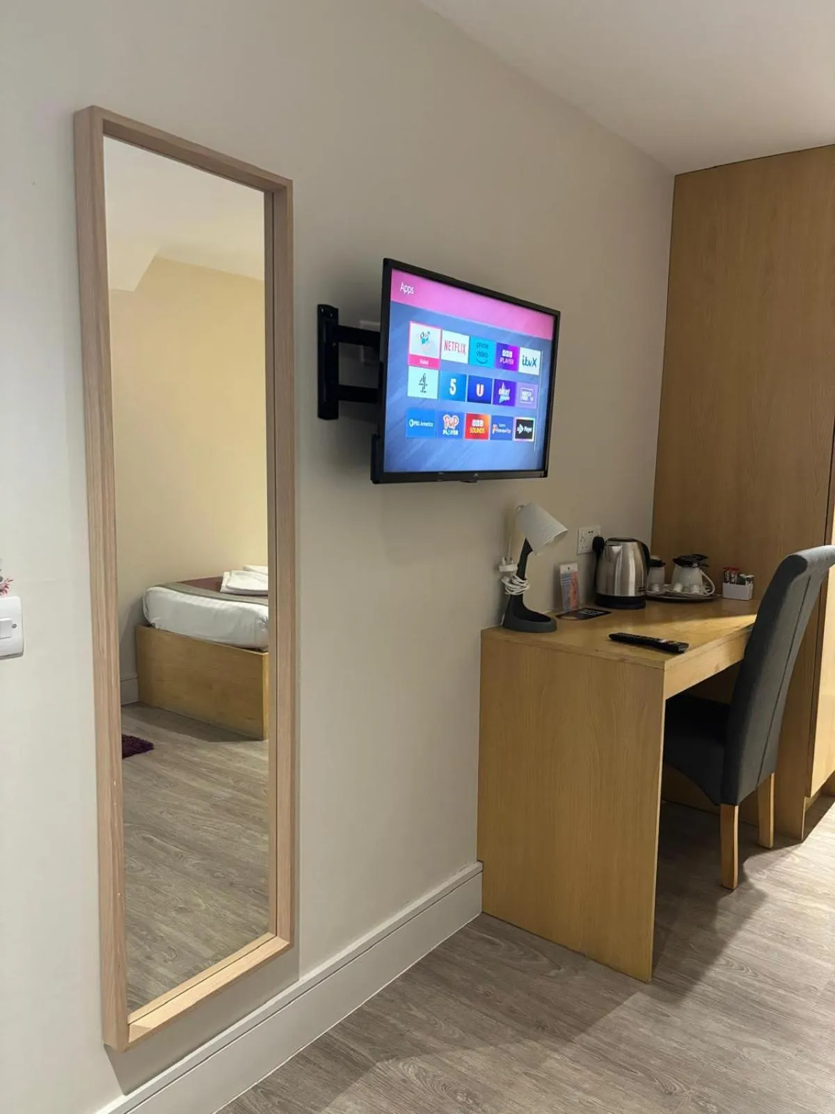 TV and multimedia, Bed in Holtwhites Hotel