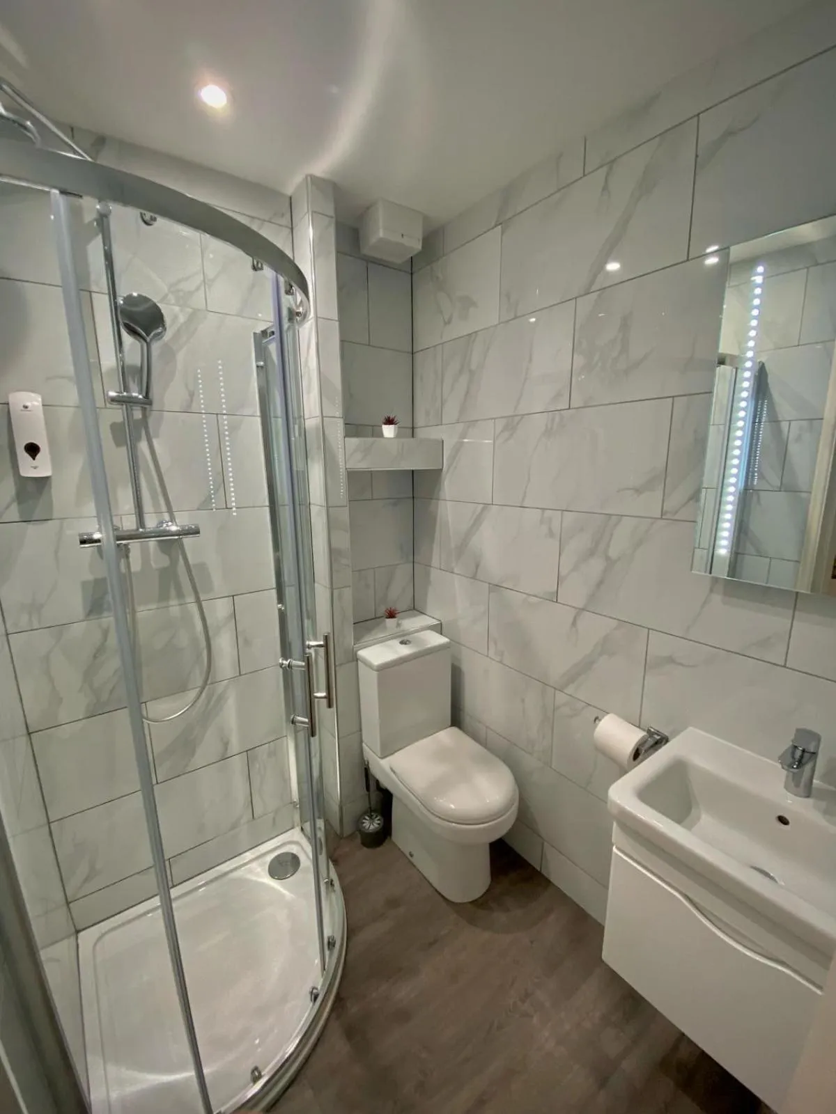 Bathroom in Holtwhites Hotel