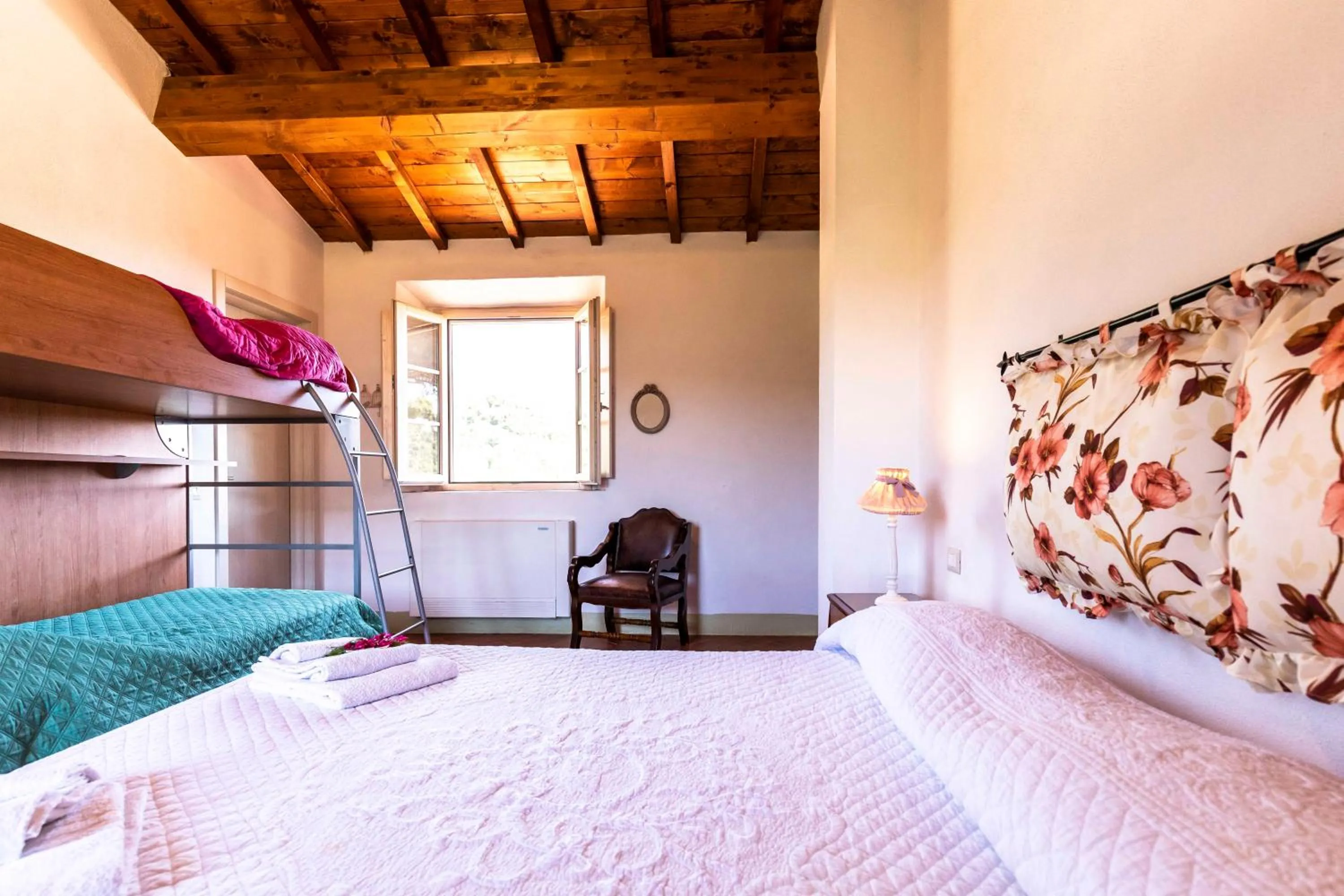 Shower, Bed in Agriturismo La Mignola