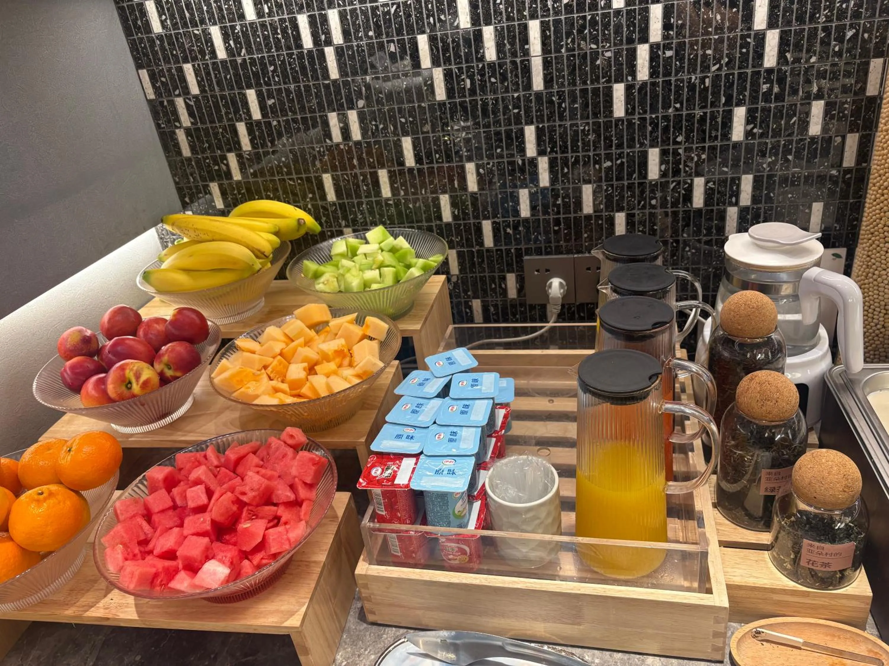 Restaurant/places to eat in Atour X Hotel West Nanjing Road