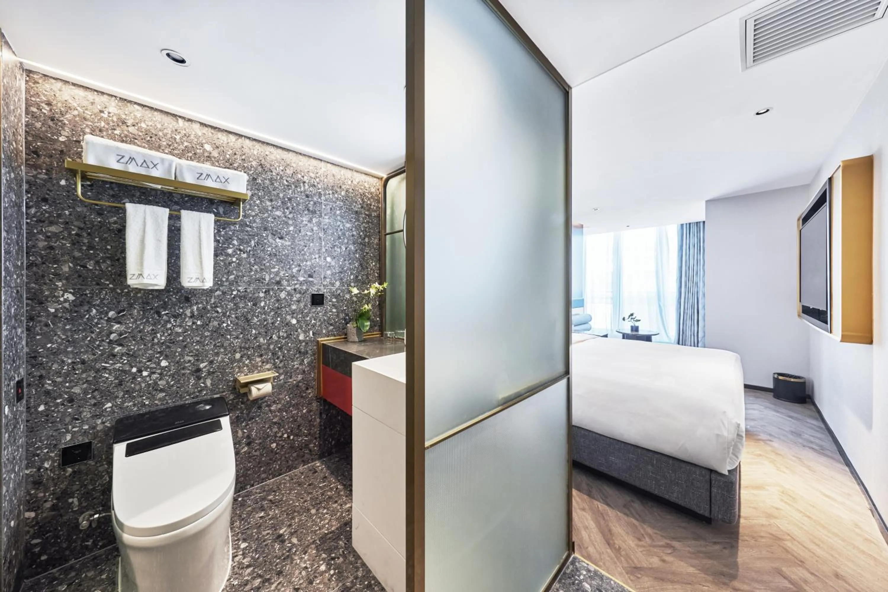 Bed in M Hotel - Beijing Tiananmen Square Qianmen Subway Station