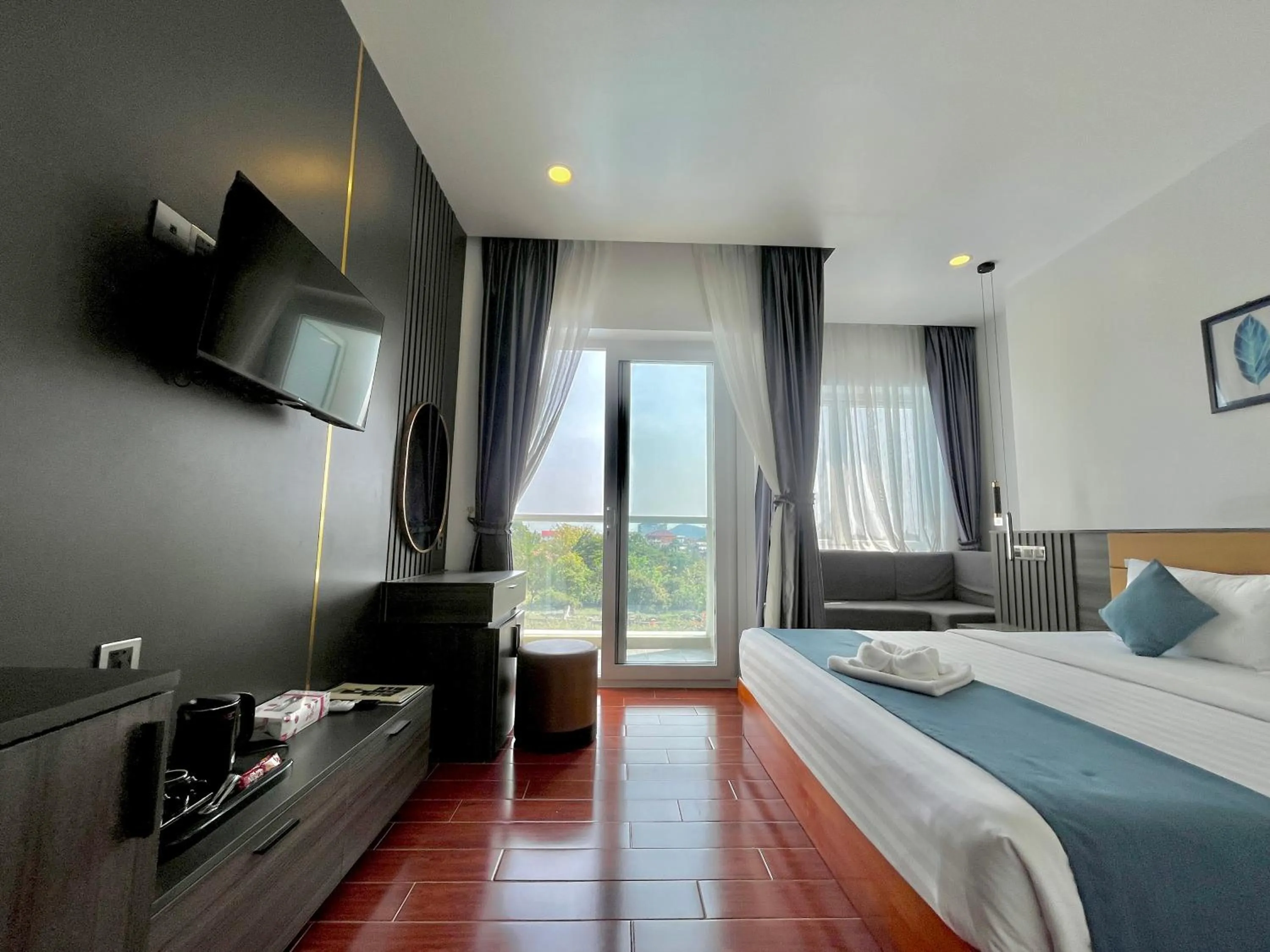 Communal lounge/ TV room, Bed in Kep Sea View Hotel & Sky Bar