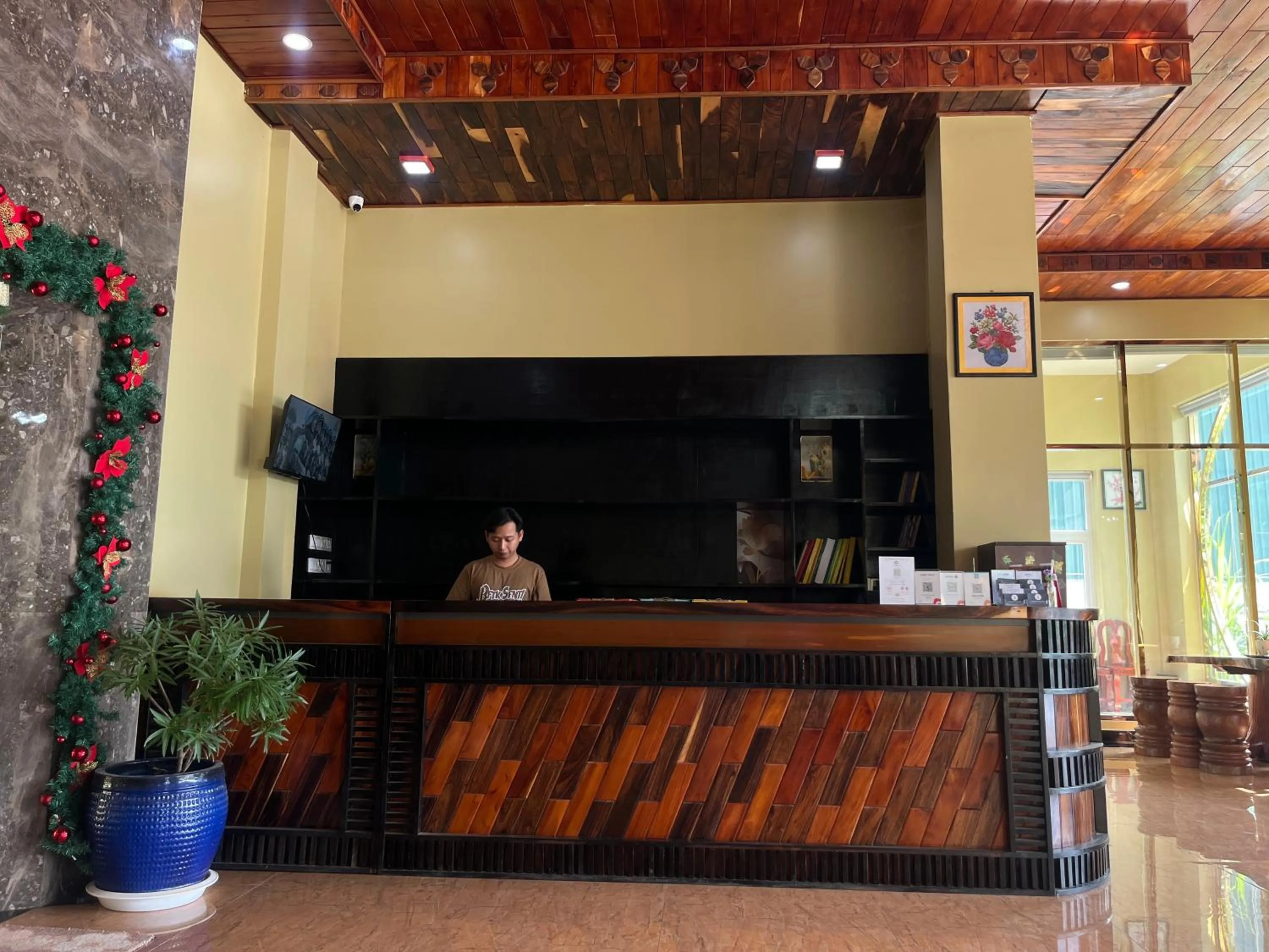 People in Kep Sea View Hotel & Sky Bar