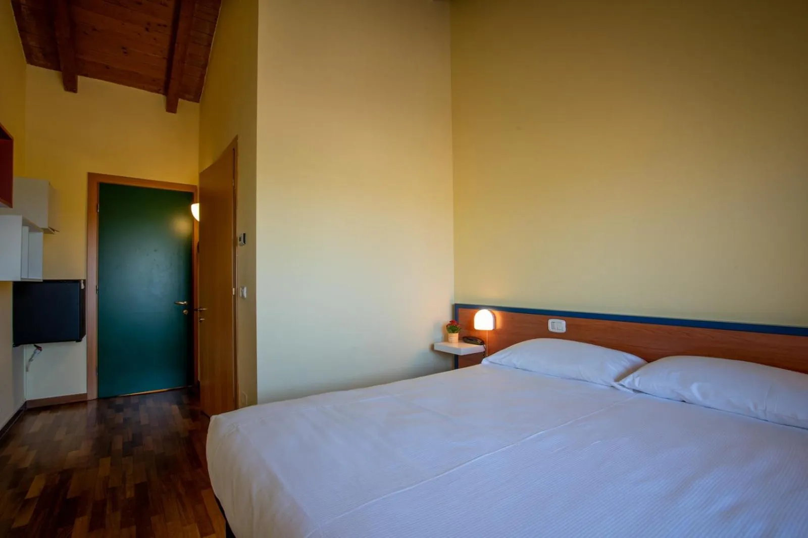 Photo of the whole room in Hotel Caneo