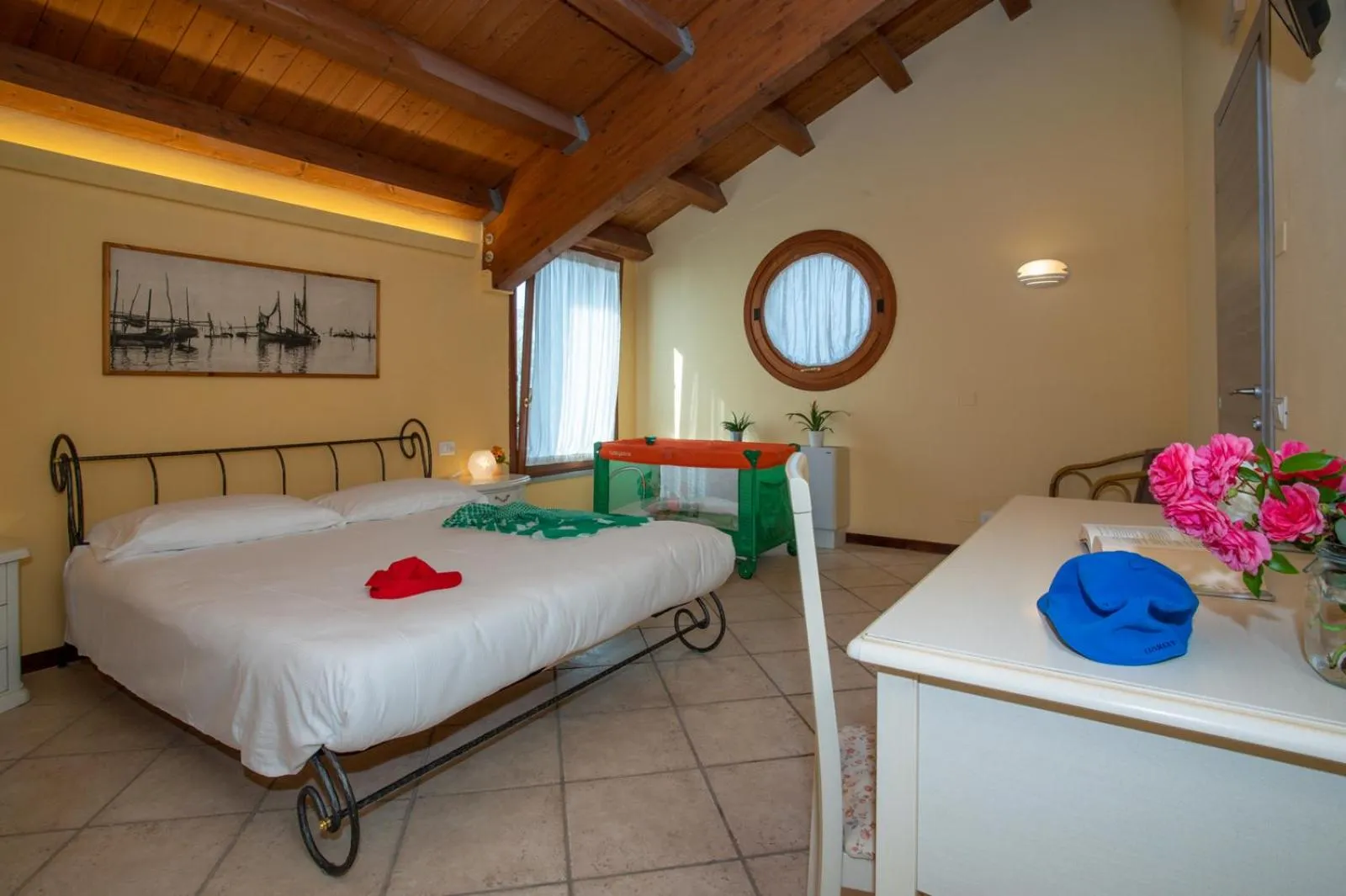 Photo of the whole room in Hotel Caneo