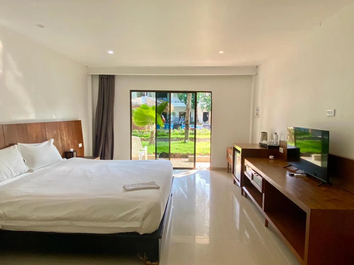 Photo of the whole room, Bed in V Beach Resort