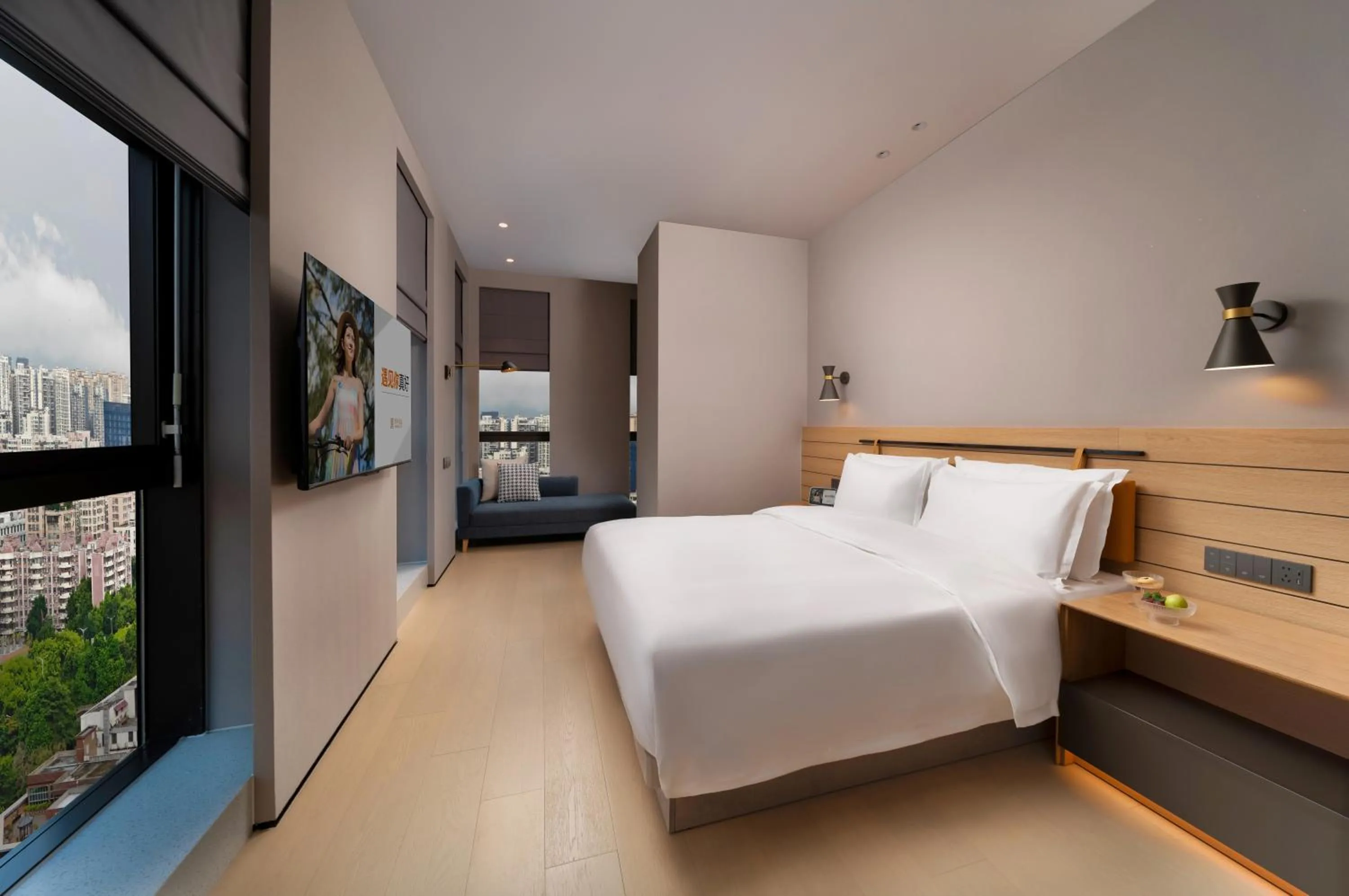 Photo of the whole room, Bed in SSAW Boutique Hotel Hangzhou Chengjun Grand Canal