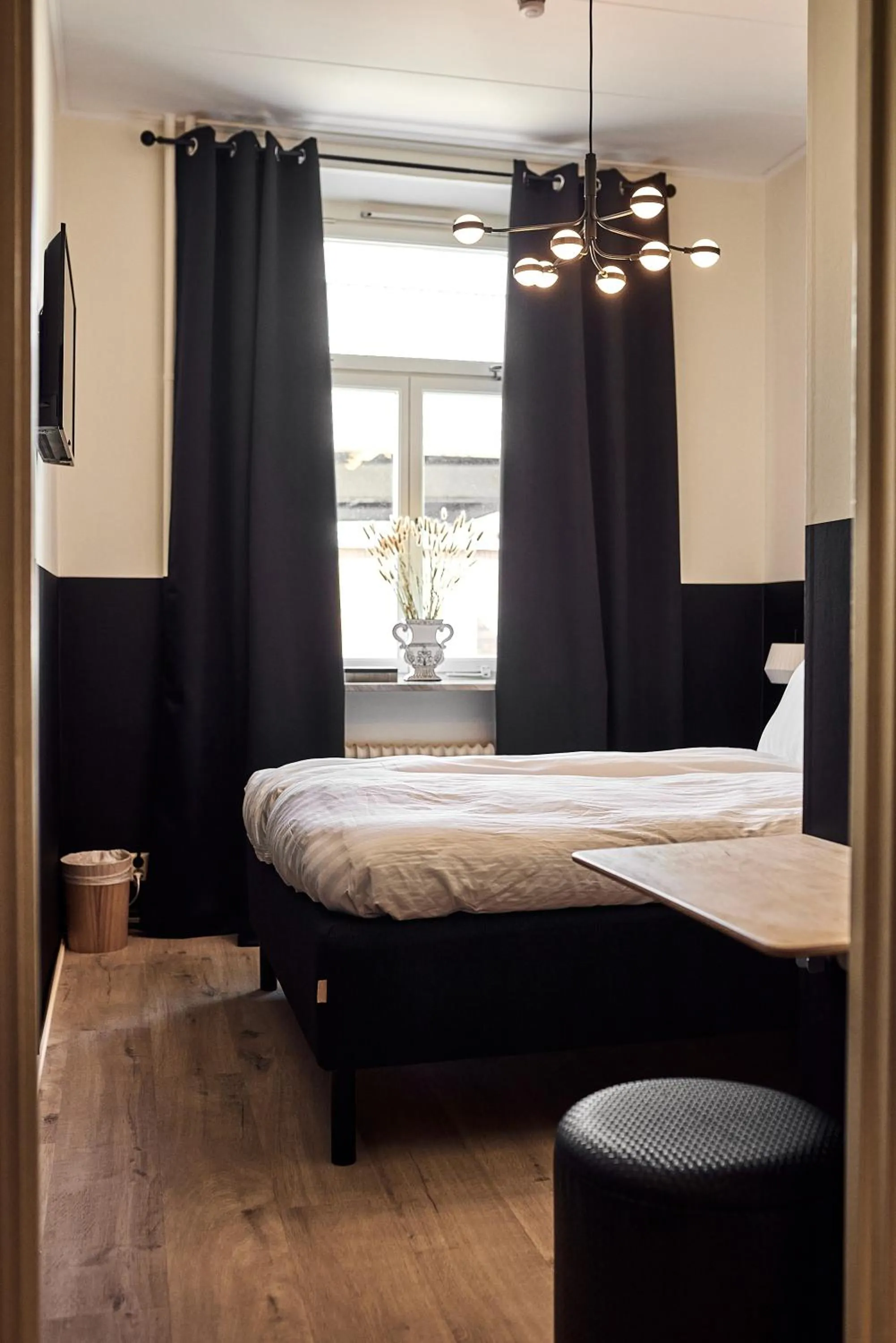 Photo of the whole room, Bed in Hotell Slottsgatan