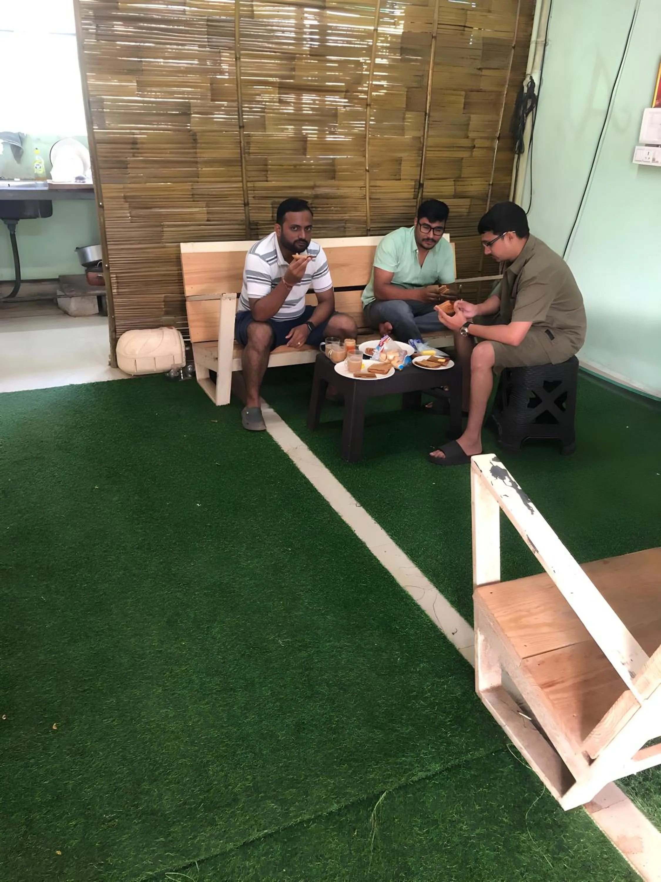 Restaurant/places to eat in Jeet hostel and Stay Rooms