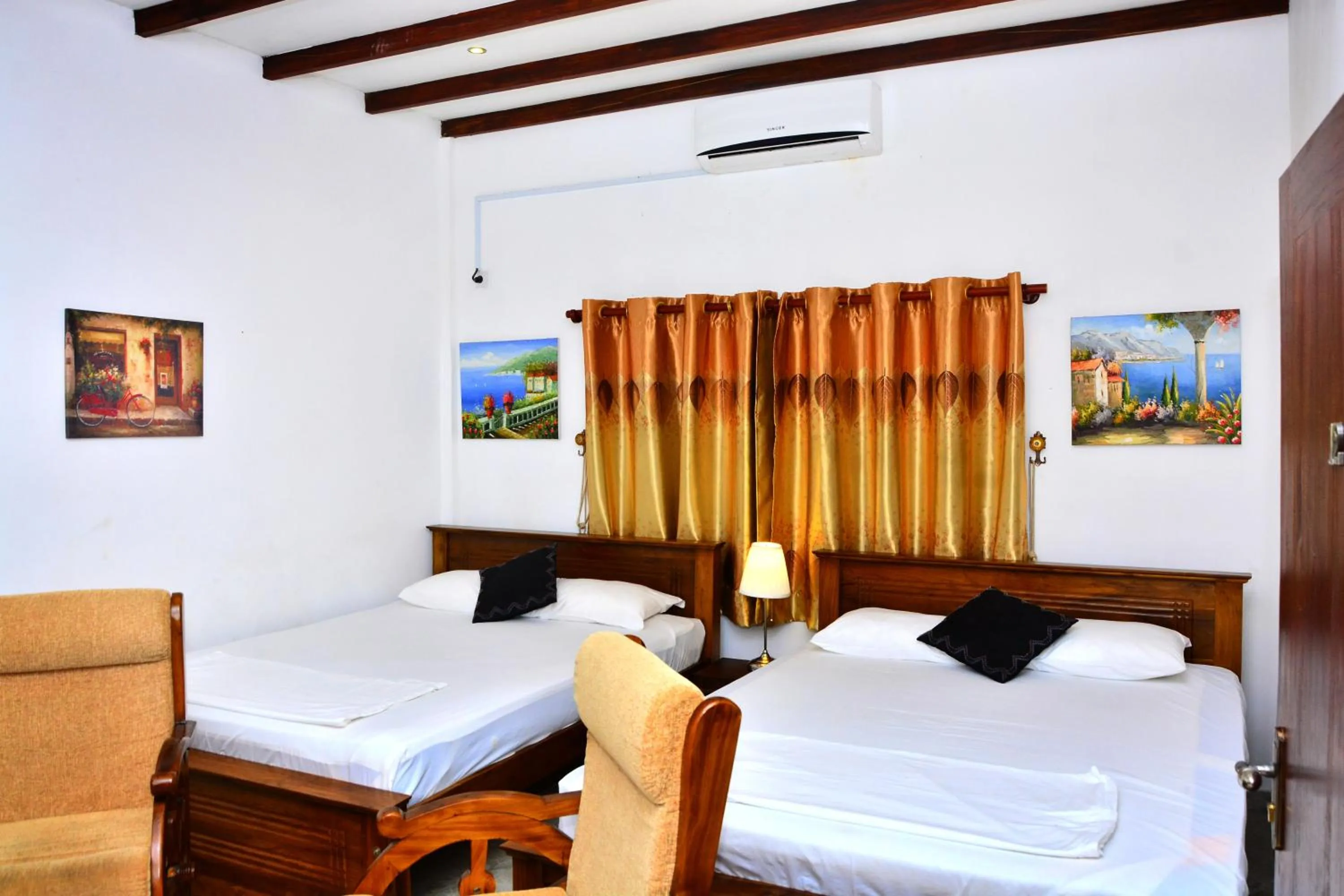 Photo of the whole room, Bed in Lucas