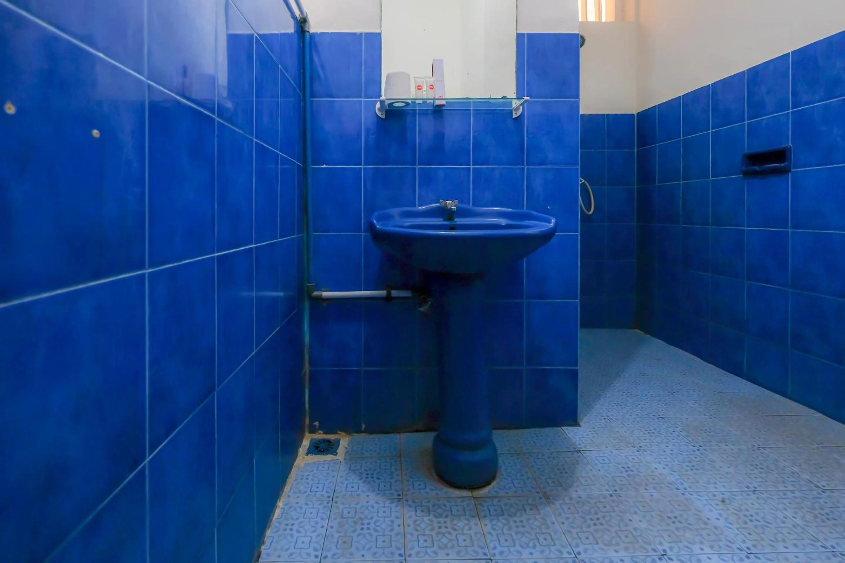 Bathroom in OYO 1206 Lombok Guest House