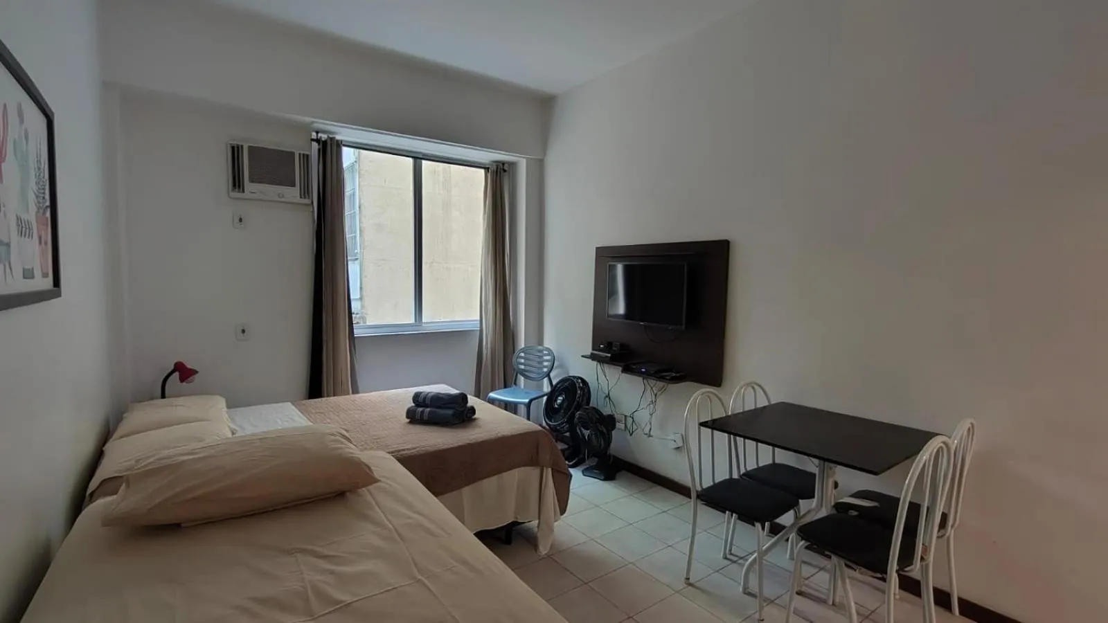 Communal lounge/ TV room, Bed in Copacabana Studio One