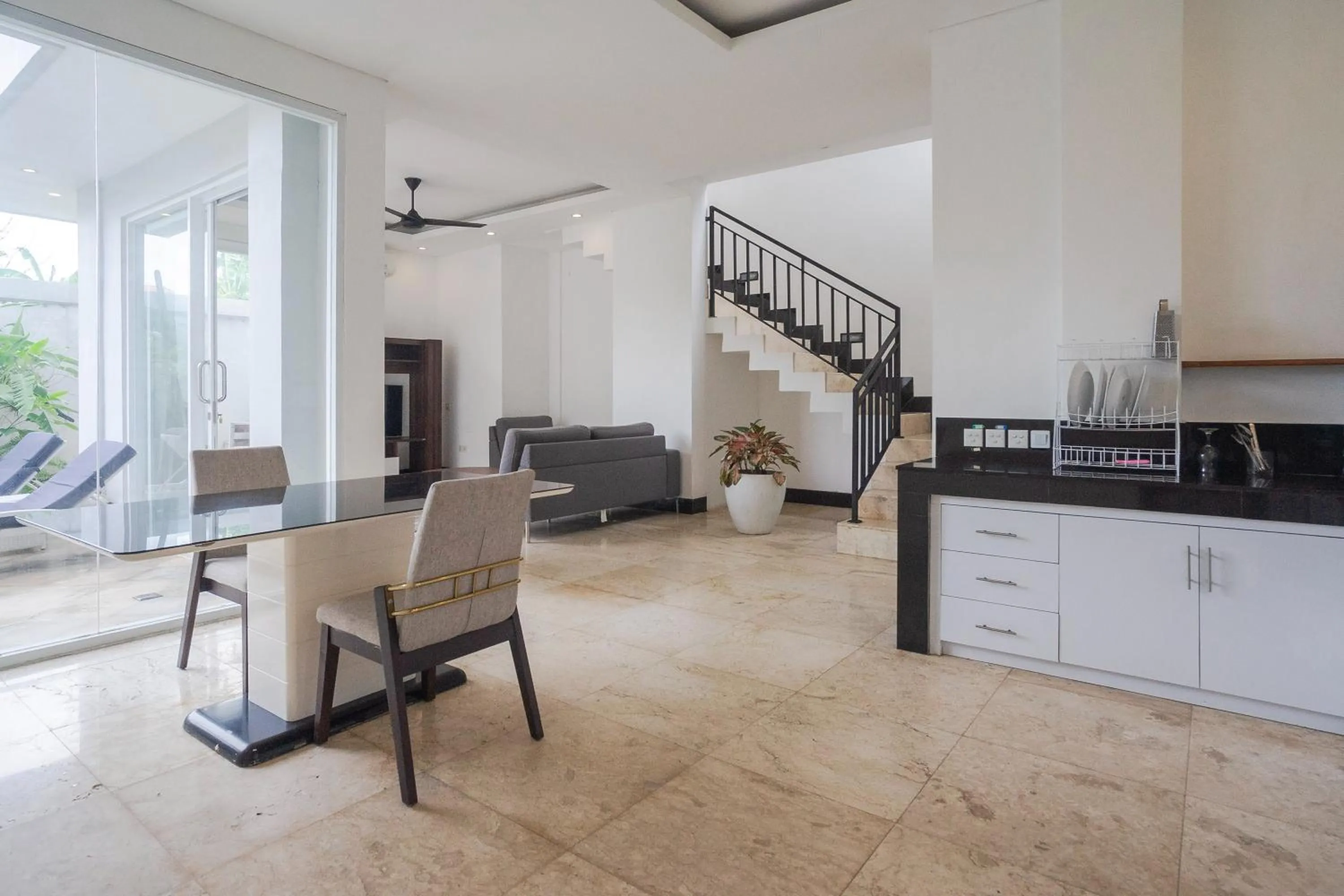 Kitchen or kitchenette in Villa Blue Margarita Canggu