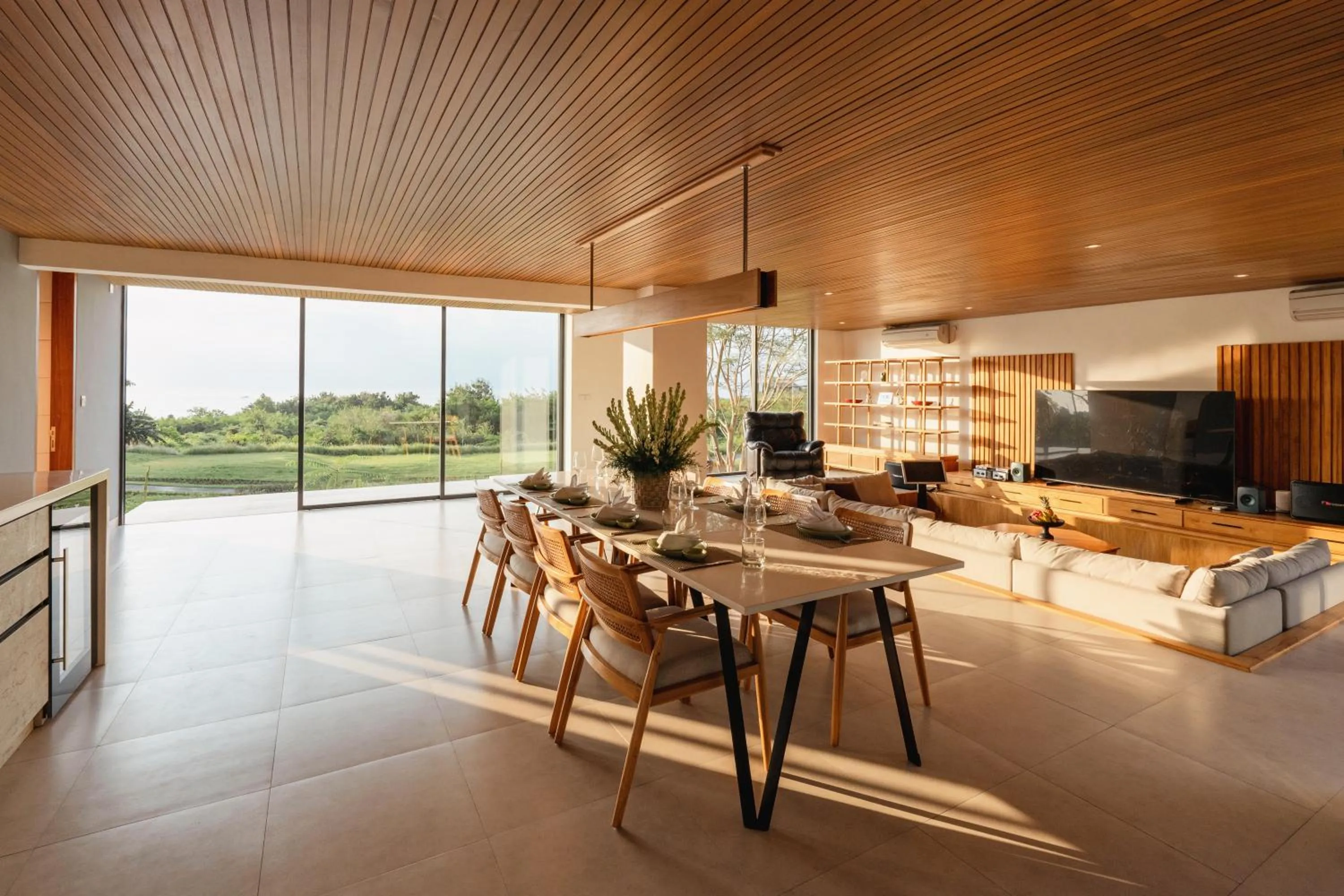 Dining area in Villa Avocagolf Uluwatu by Nakula