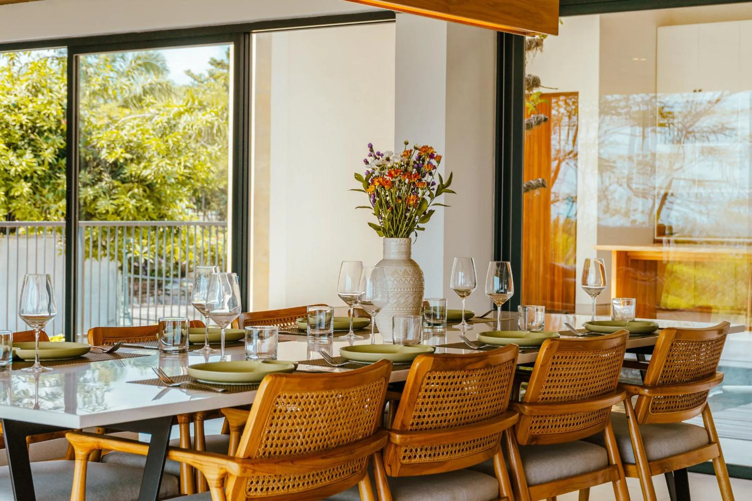 Dining area in Villa Avocagolf Uluwatu by Nakula