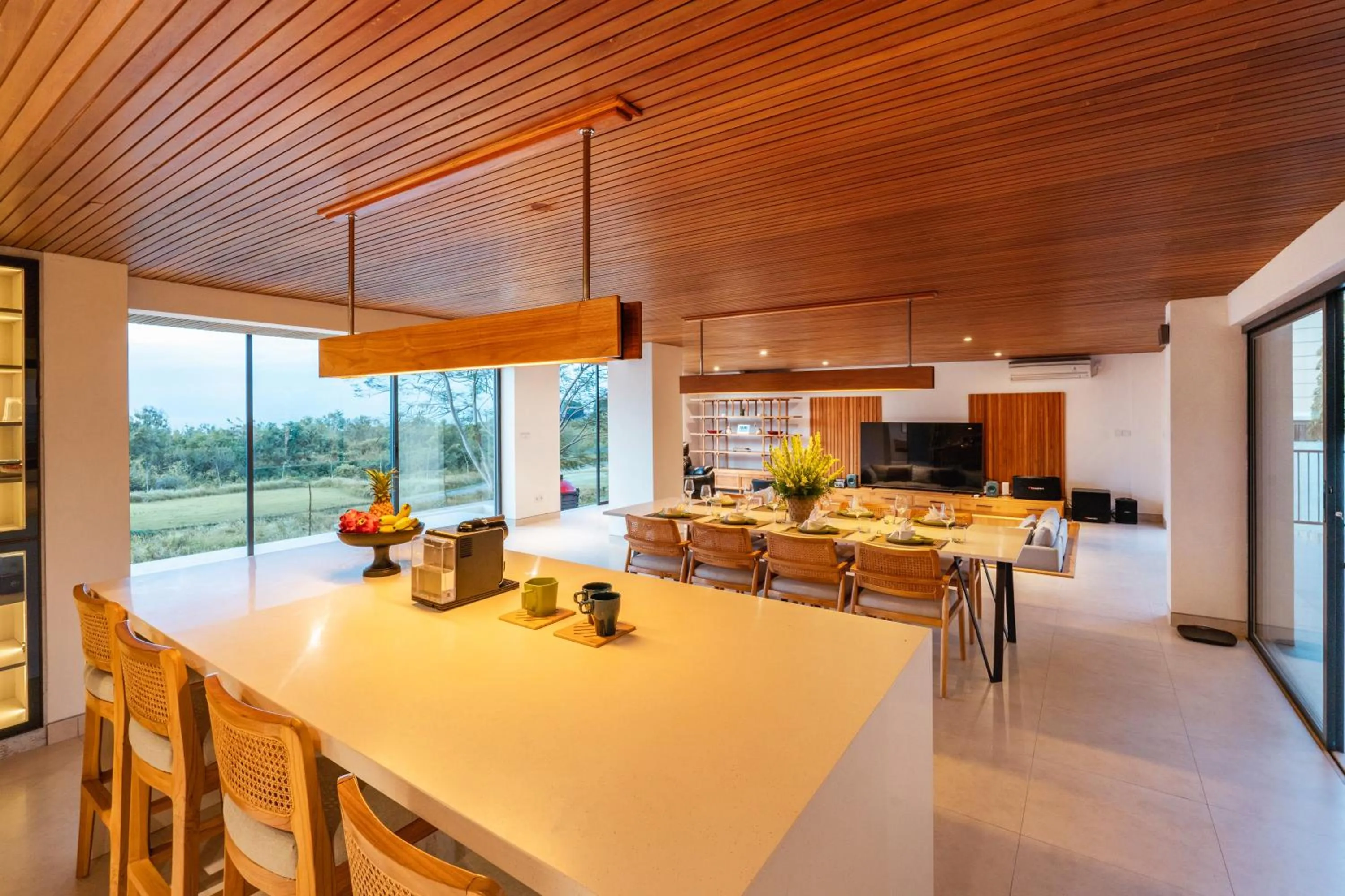 Dining area in Villa Avocagolf Uluwatu by Nakula