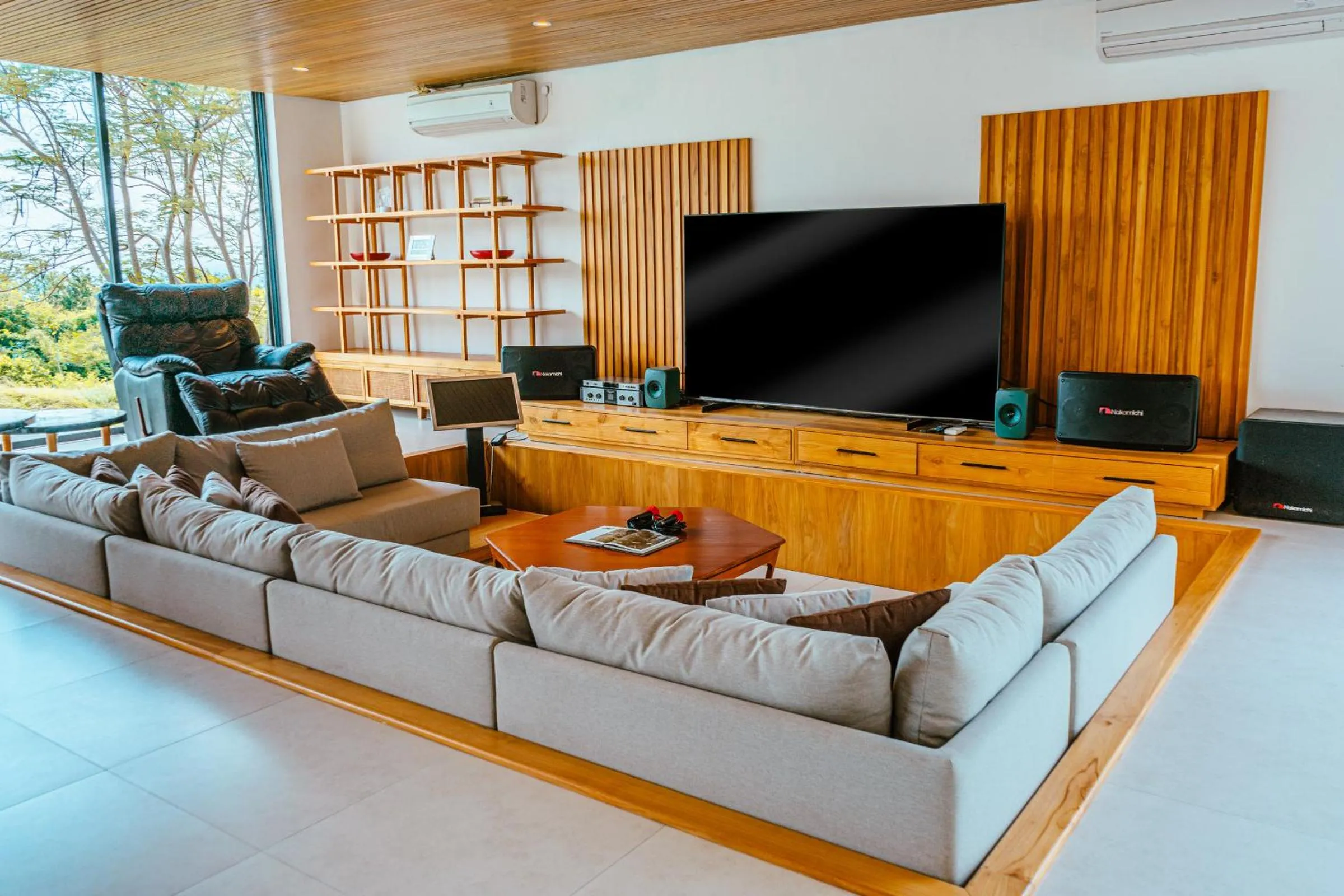 Communal lounge/ TV room in Villa Avocagolf Uluwatu by Nakula