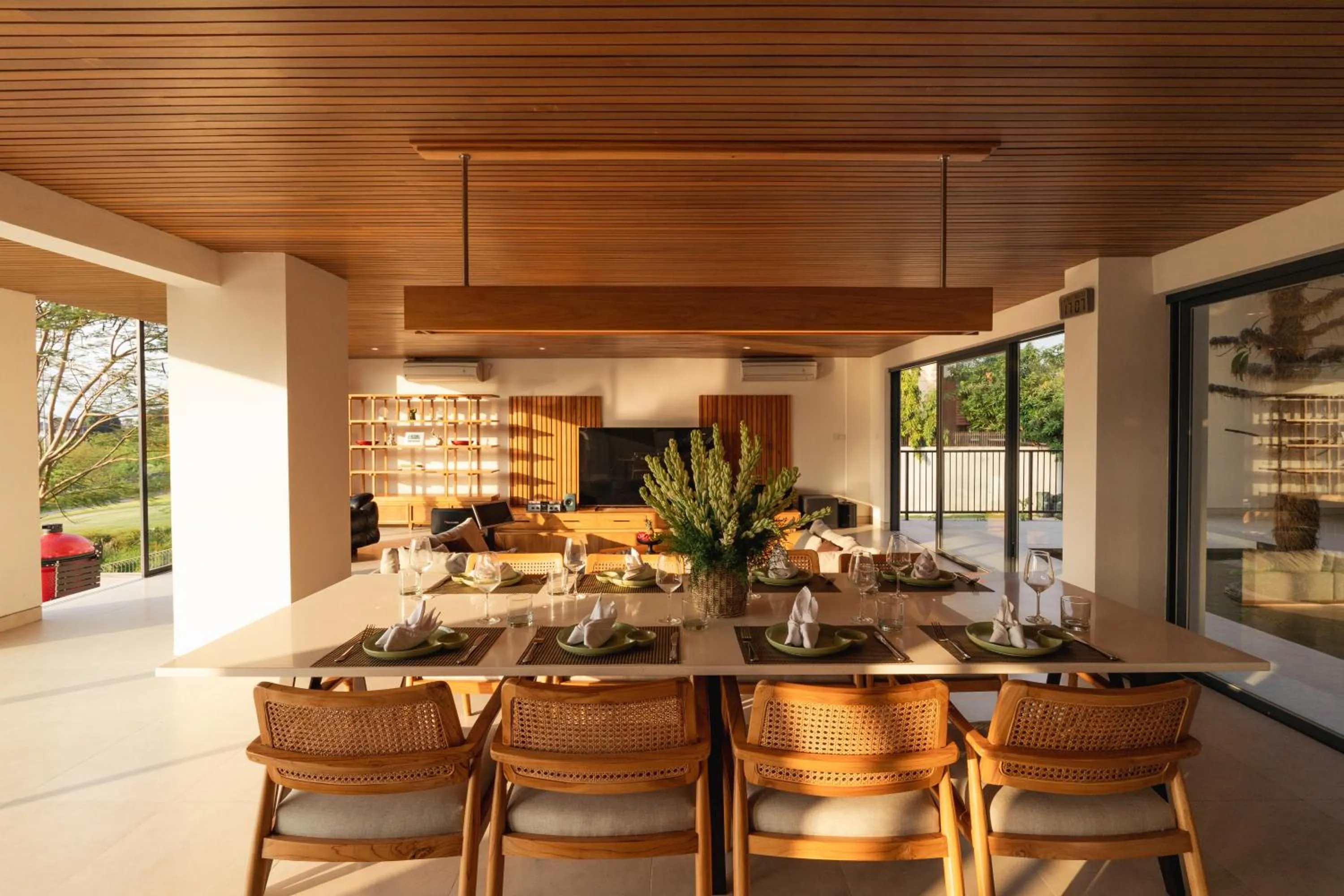 Dining area in Villa Avocagolf Uluwatu by Nakula