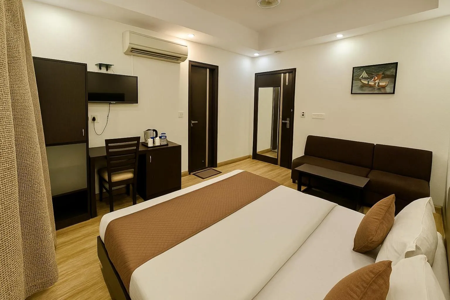 Bedroom, Bed in Hotel Kingston Park, Karol Bagh, New Delhi - 2 Mins from Metro