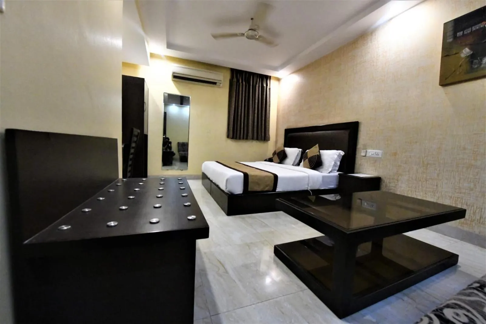 Bed in Hotel Kingston Park, Karol Bagh, New Delhi - 2 Mins from Metro