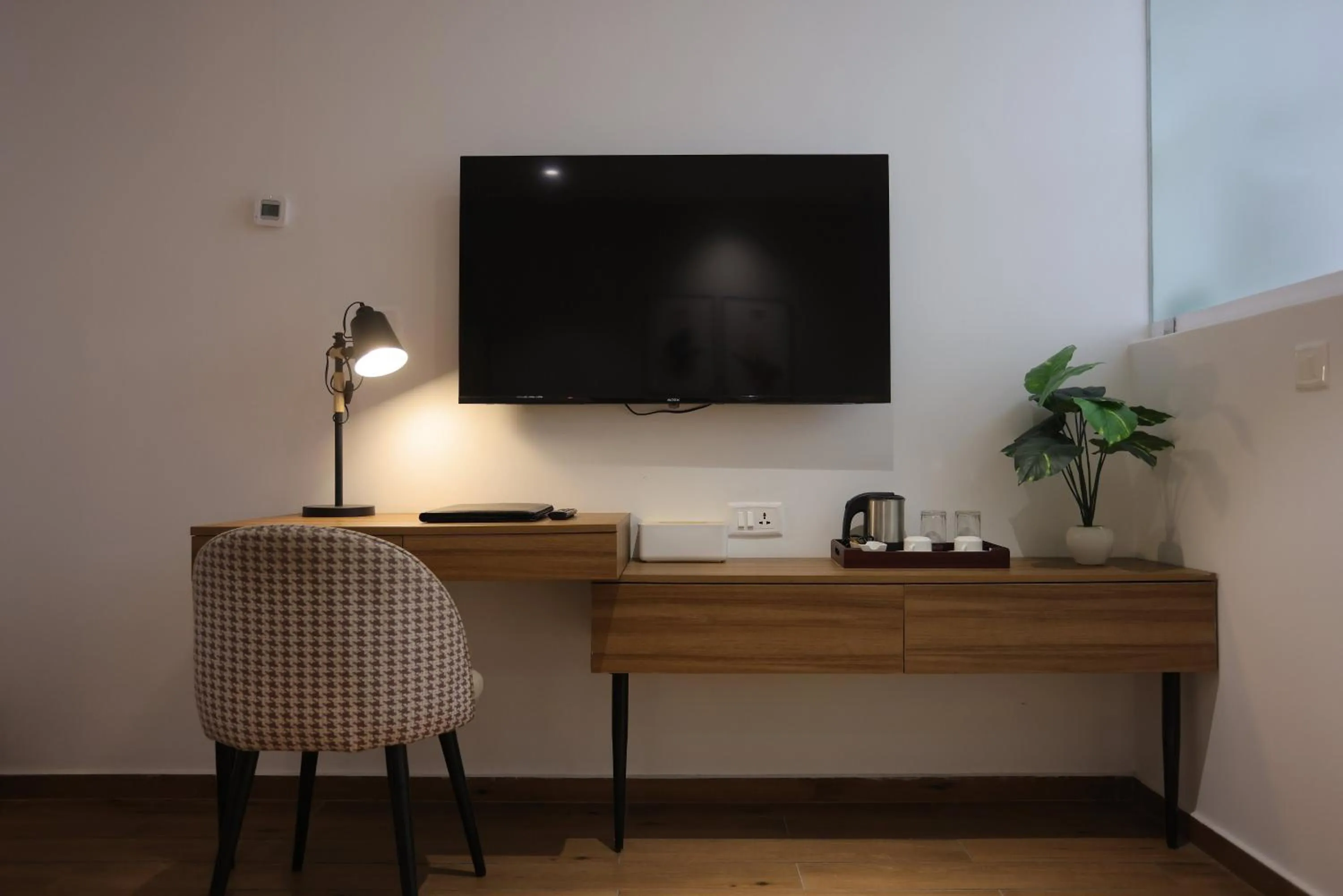 TV and multimedia in Pondy Heights - Suites and Studios