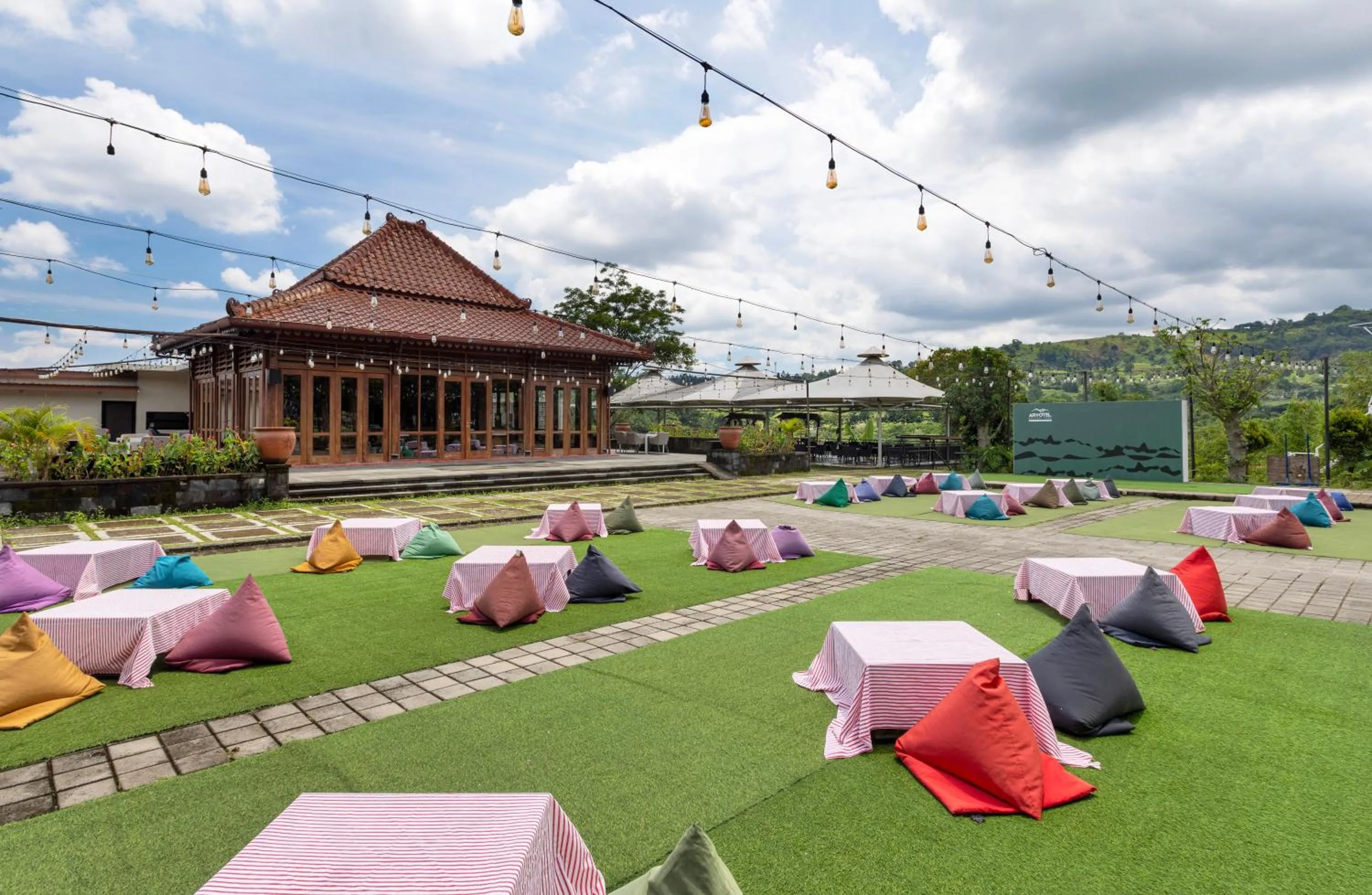 Restaurant/places to eat in The Glamping at ARTOTEL Pelangi Park