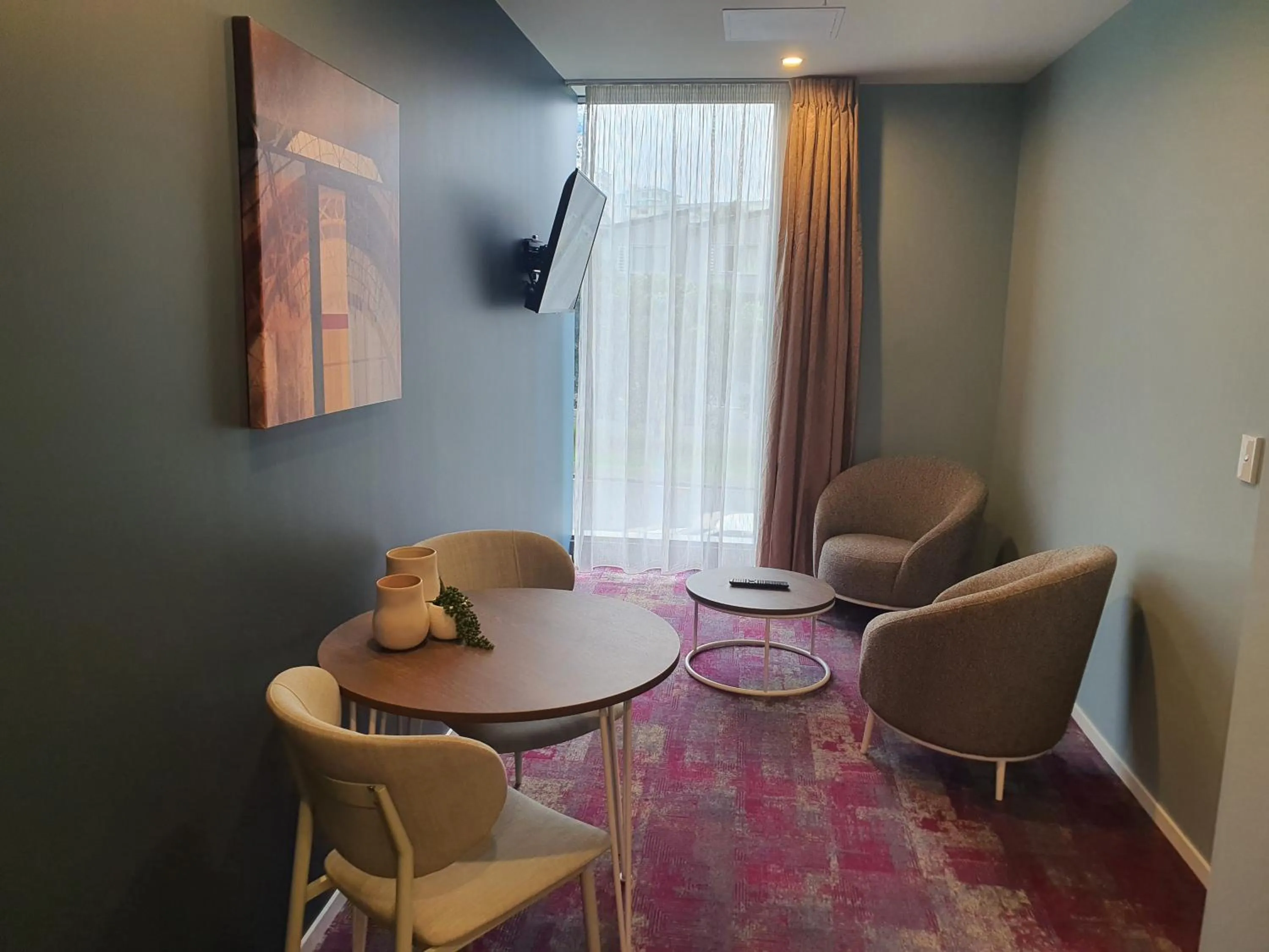 Living room in La Quinta by Wyndham Parnell Auckland