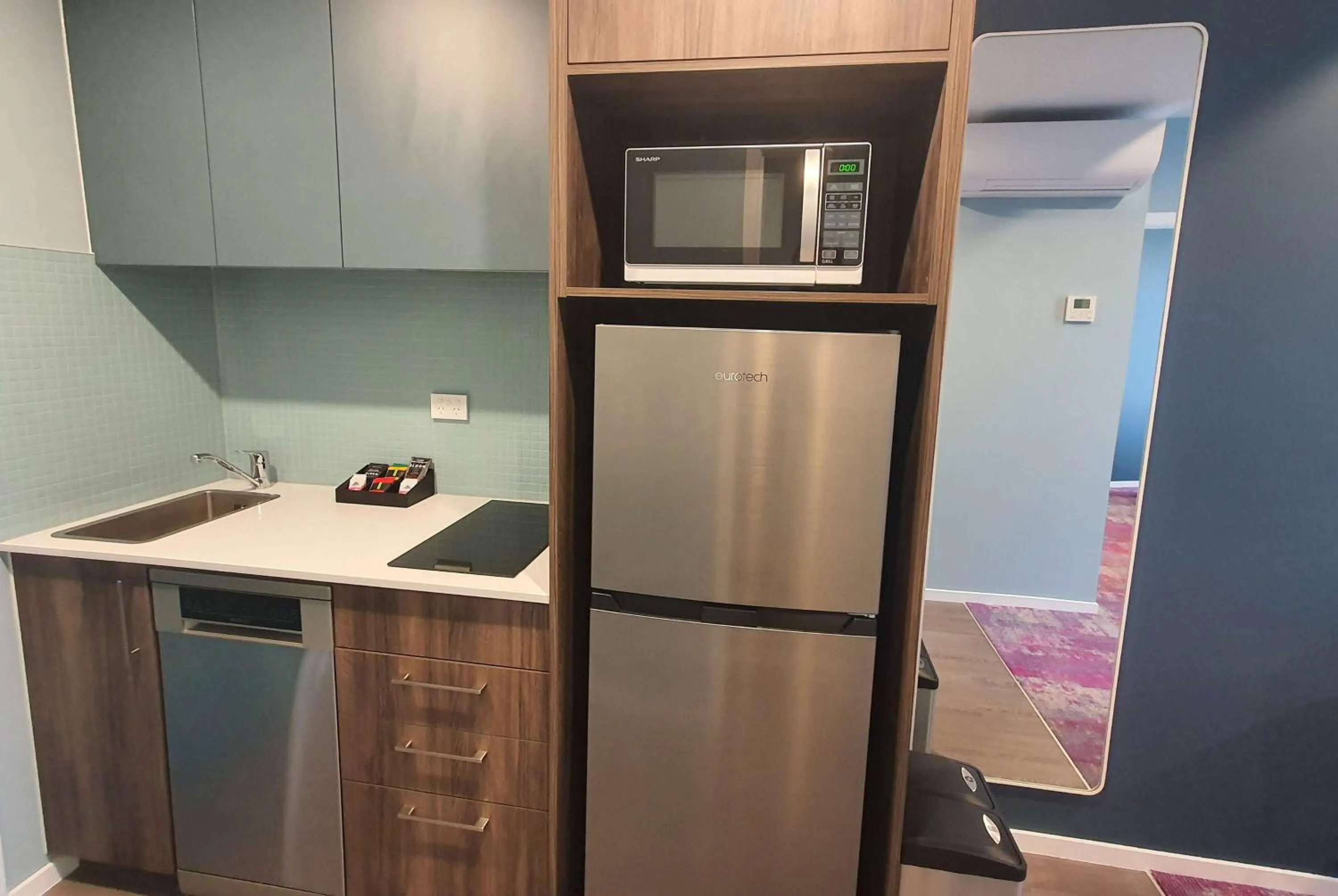 Photo of the whole room in La Quinta by Wyndham Parnell Auckland