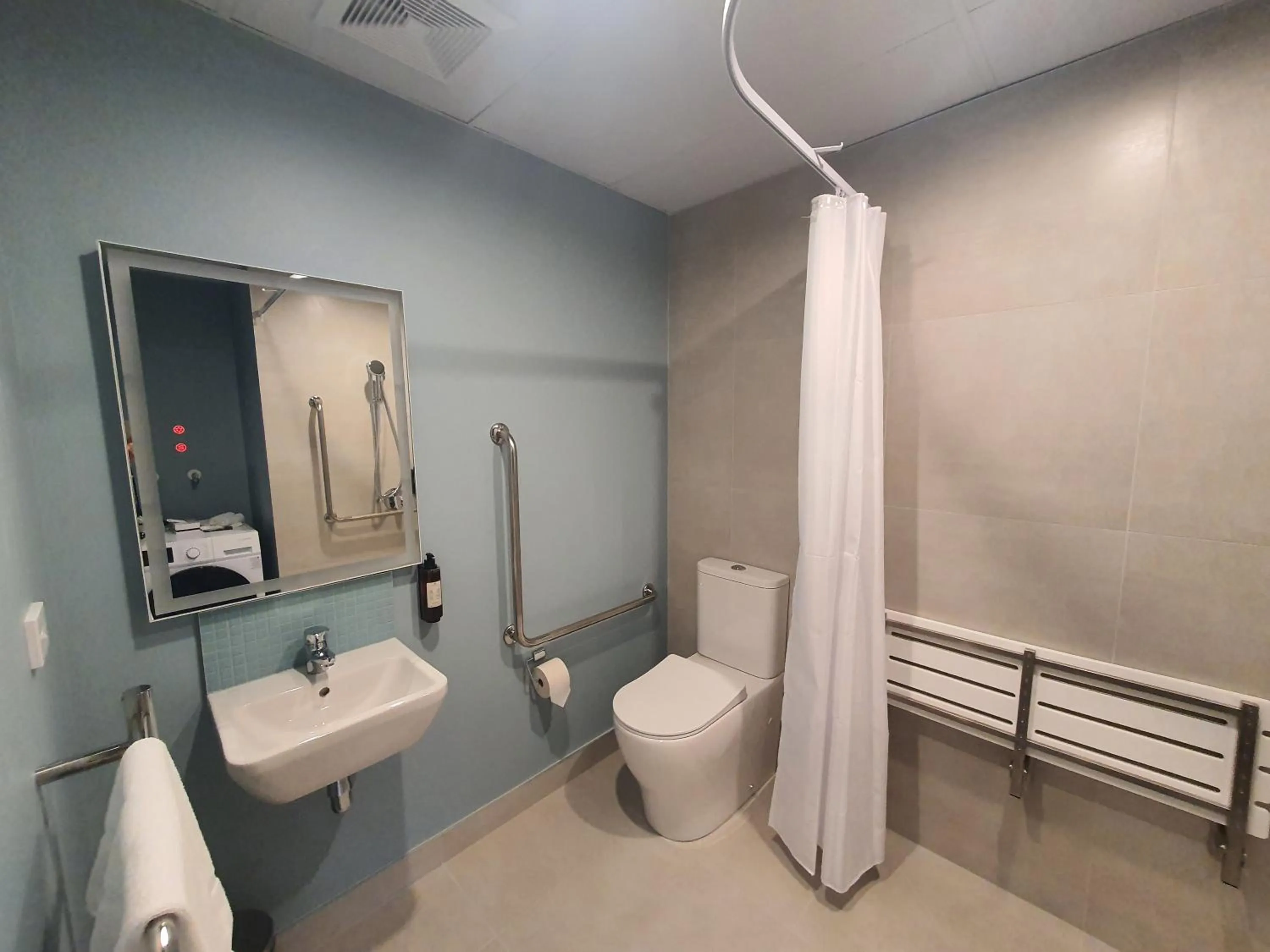 Bathroom in La Quinta by Wyndham Parnell Auckland