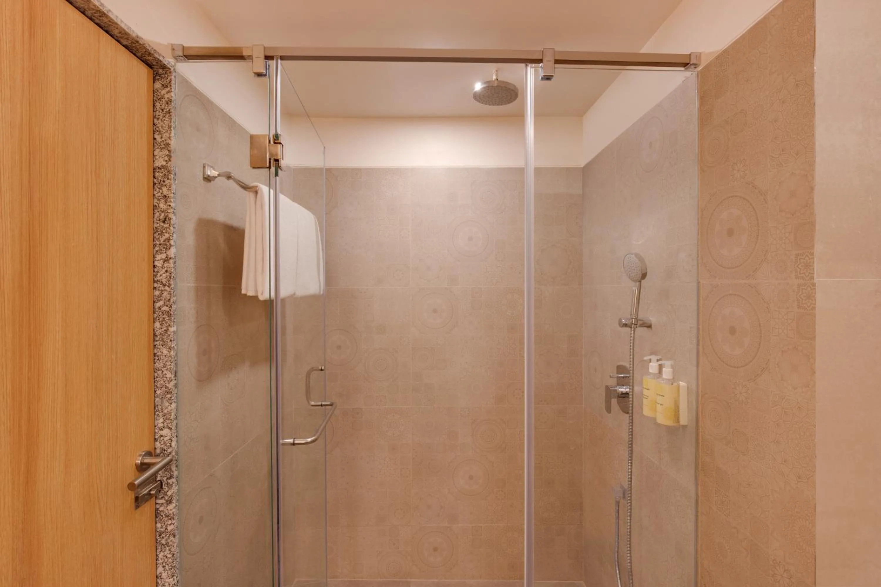 Shower in Lemon Tree Resort, Somnath