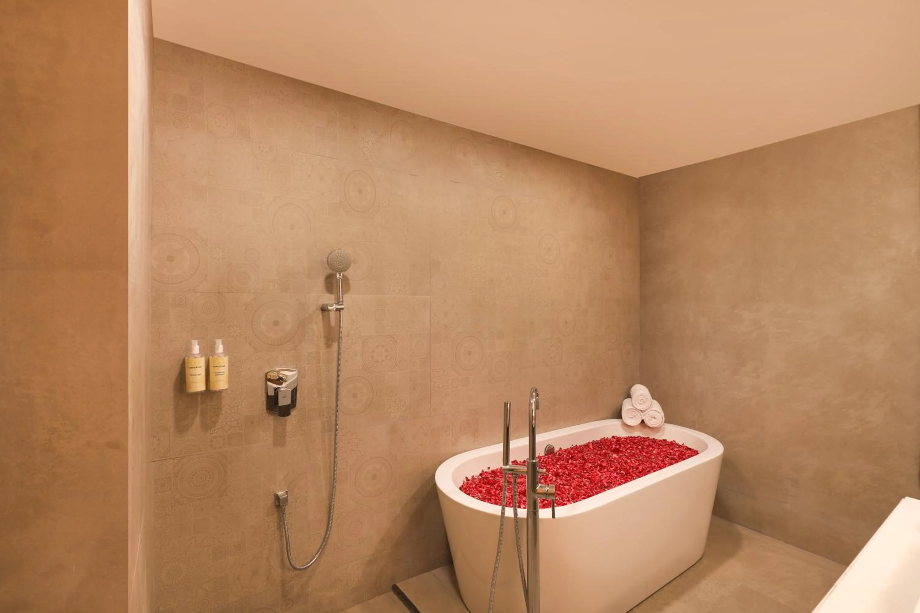 Bath in Lemon Tree Resort, Somnath