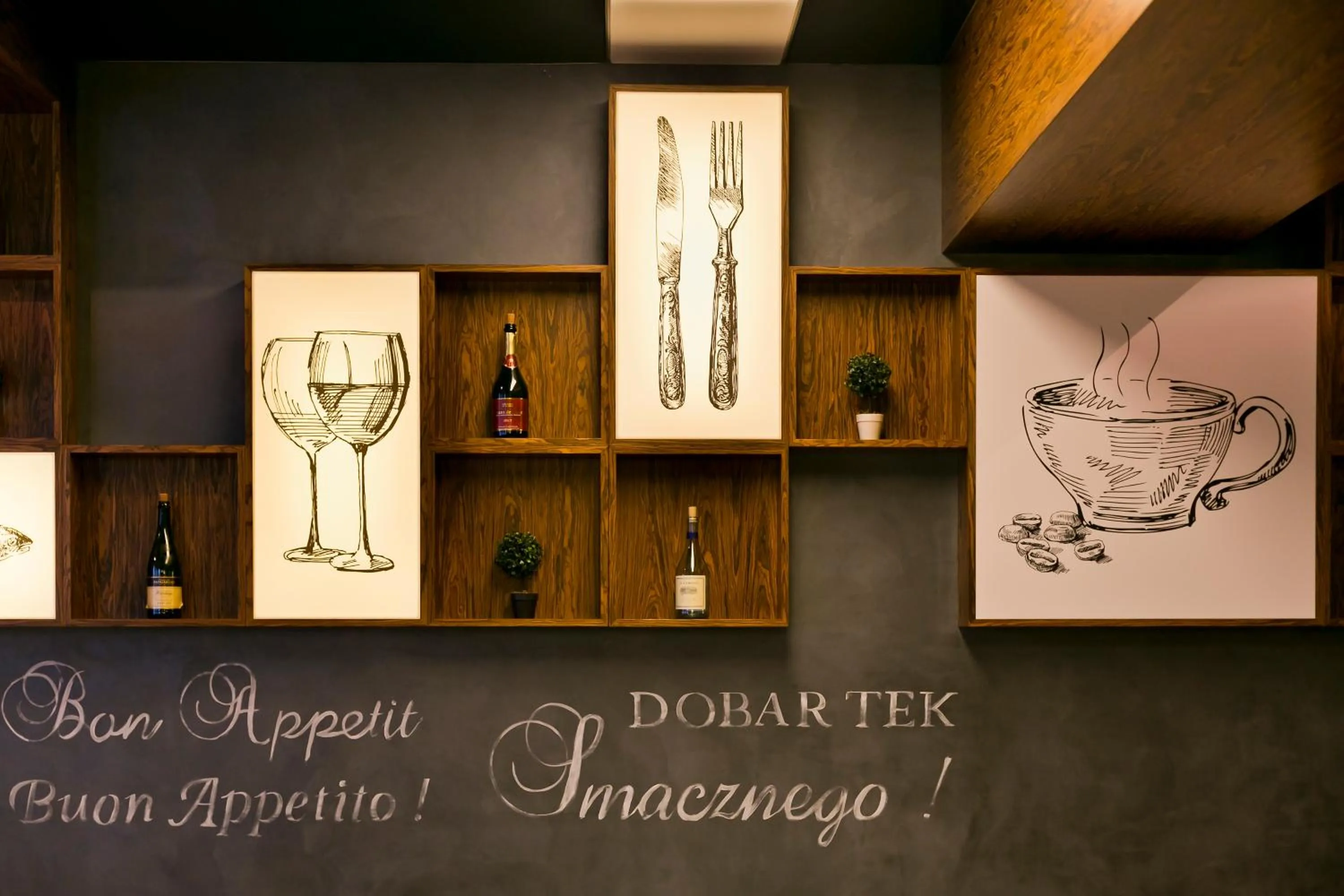 Restaurant/places to eat in Hotel Martina