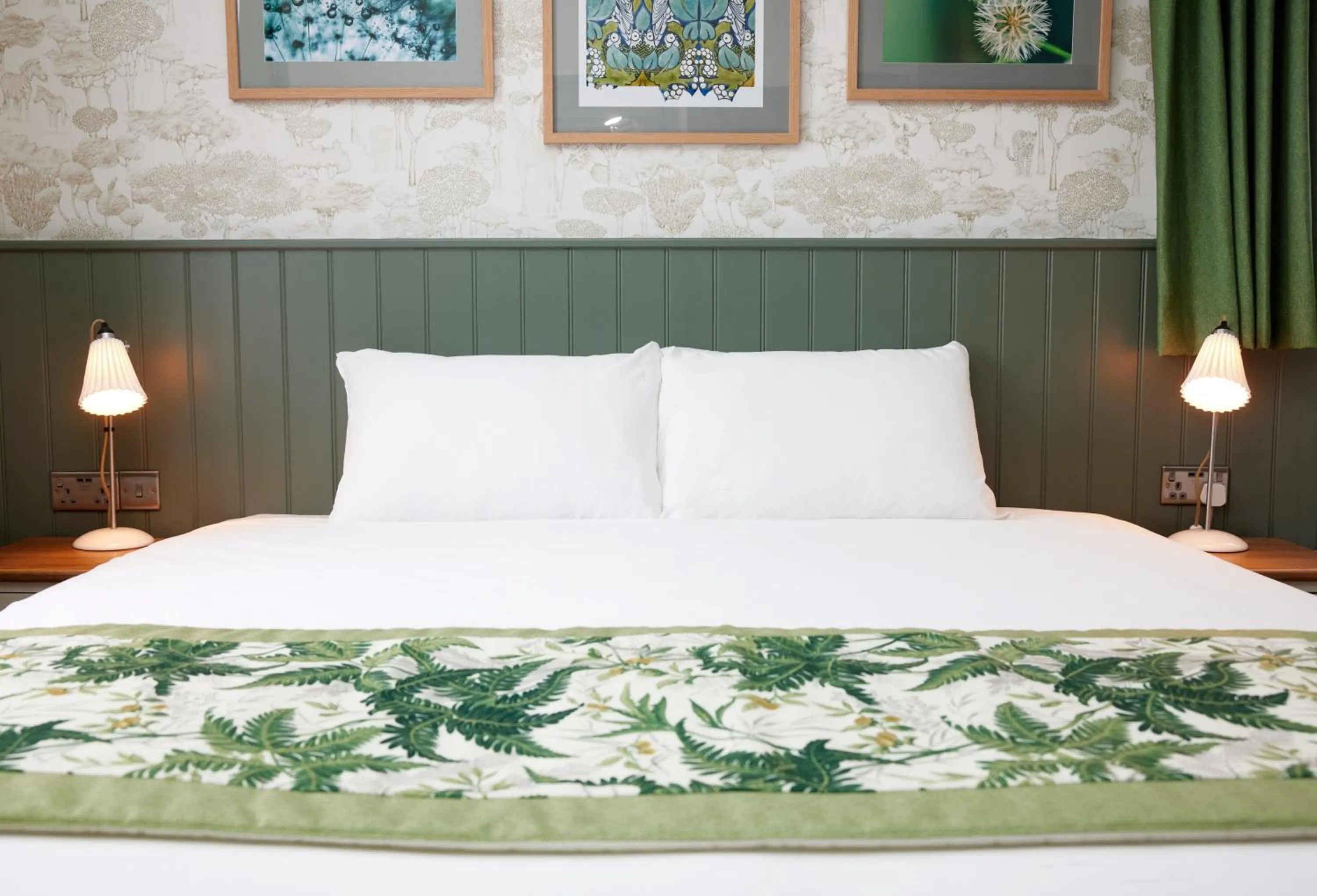 Bedroom, Bed in The Kings Head Wroxham by Greene King Inns