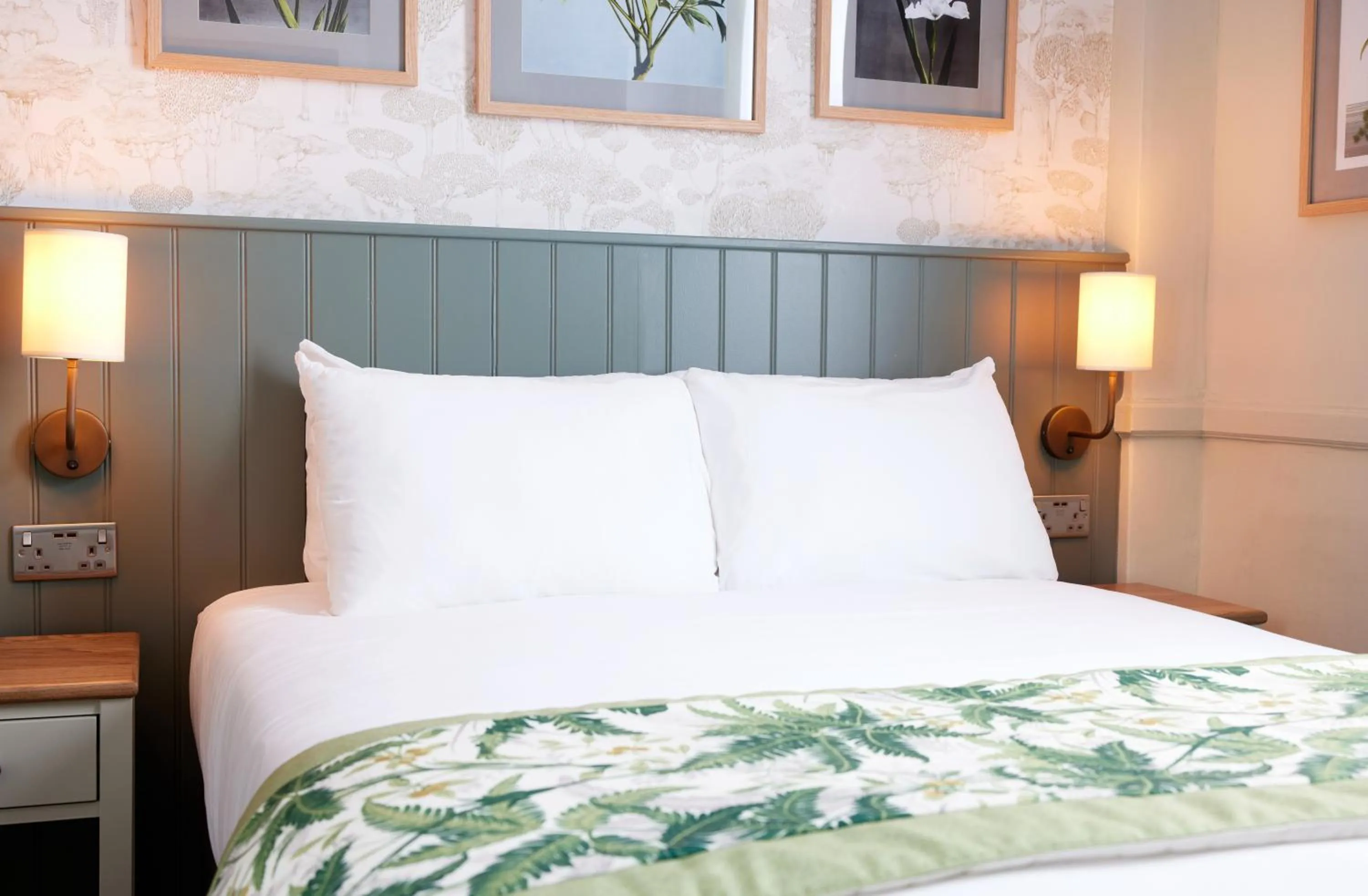 Bedroom, Bed in The Kings Head Wroxham by Greene King Inns