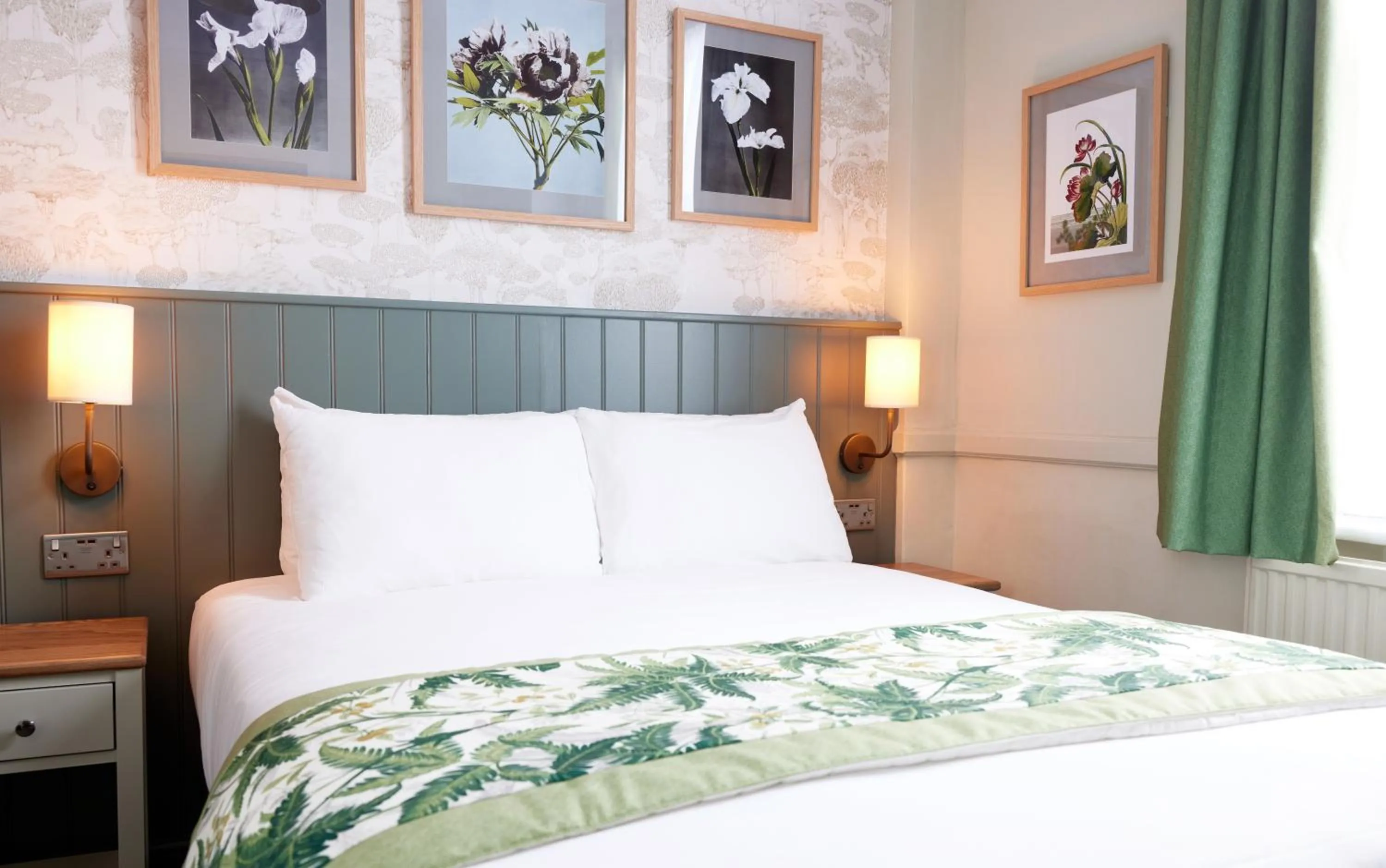 Bedroom, Bed in The Kings Head Wroxham by Greene King Inns