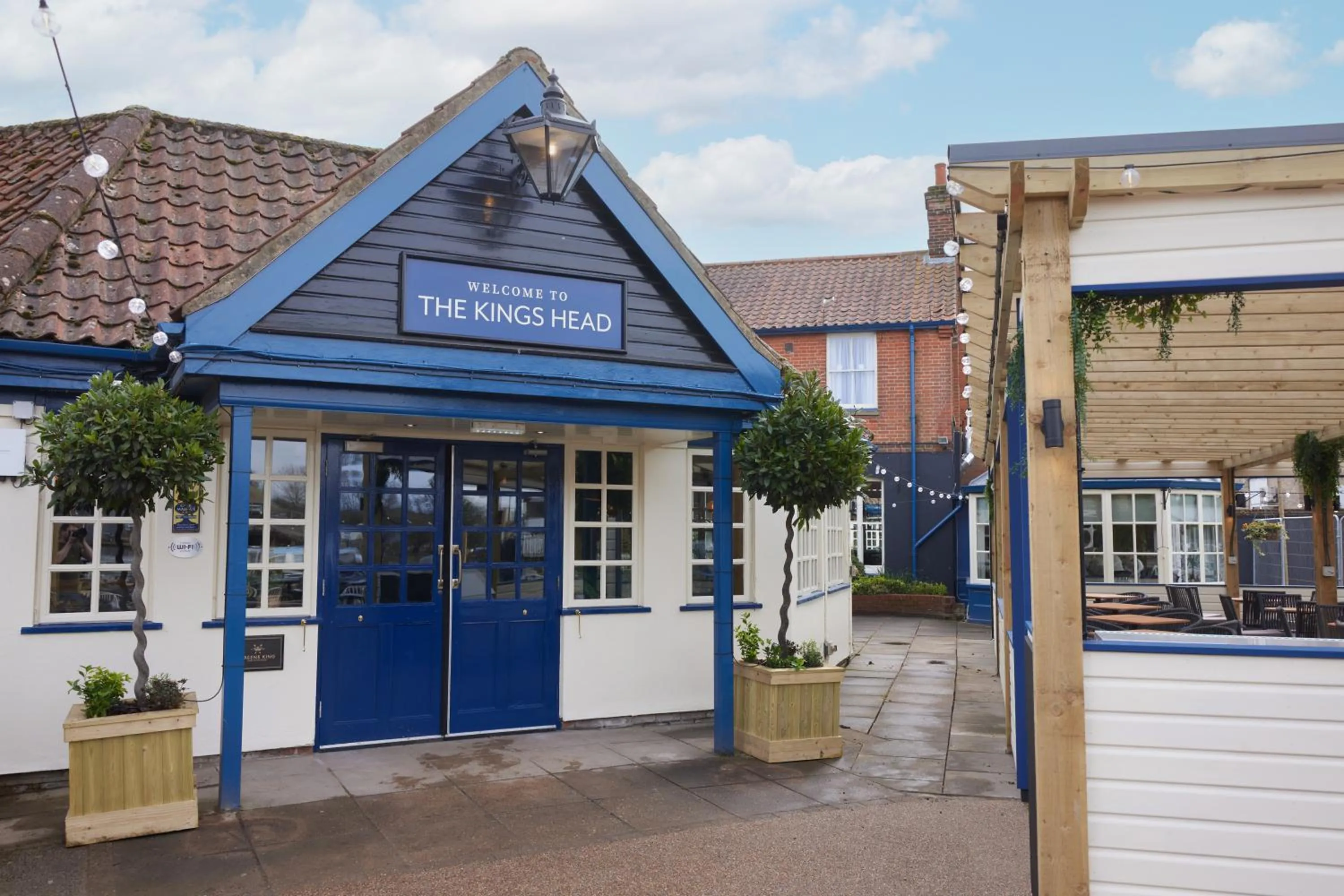 Facade/entrance in The Kings Head Wroxham by Greene King Inns