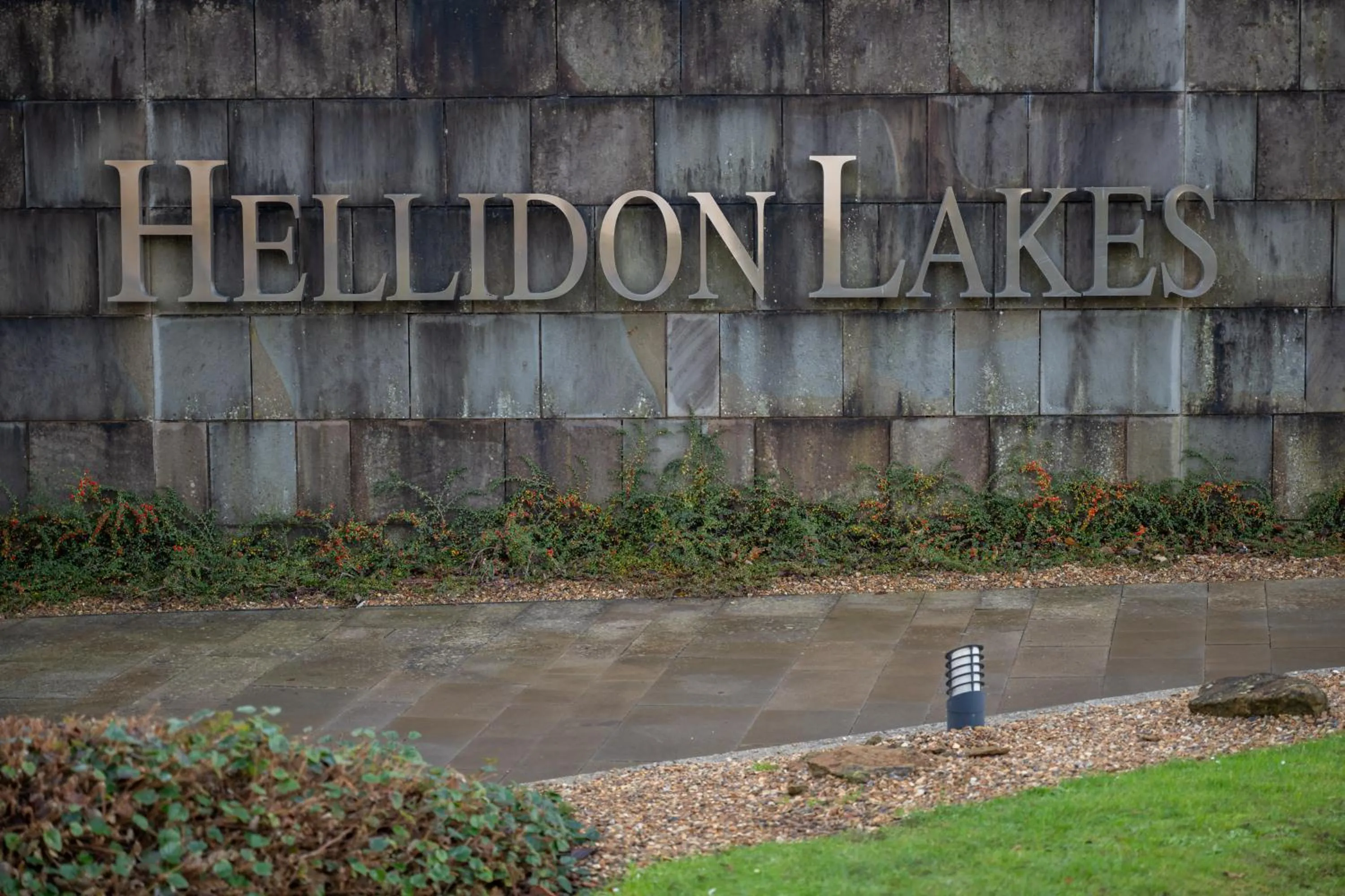 Property building in Hellidon Lakes Hotel