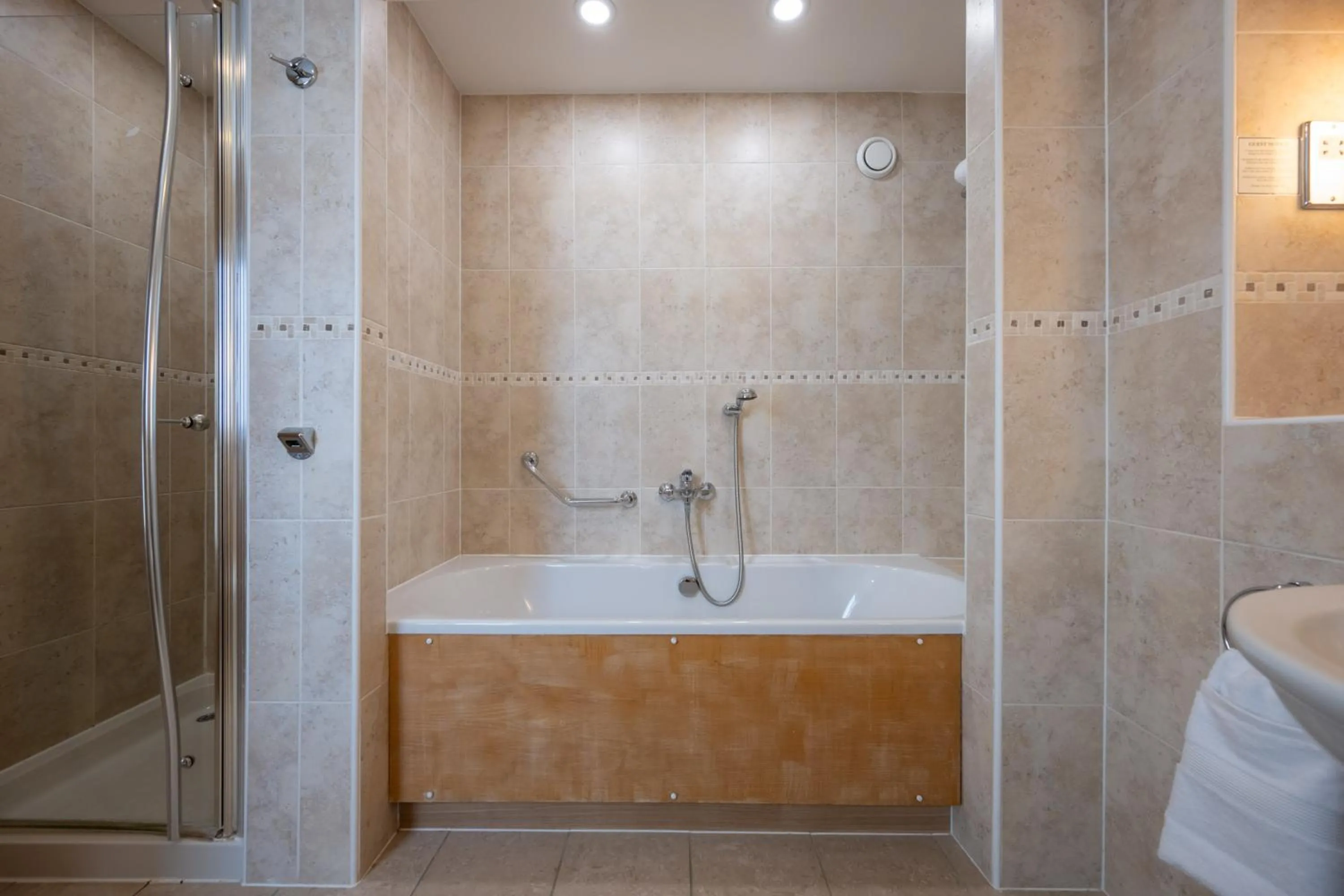 Bathroom in Hellidon Lakes Hotel