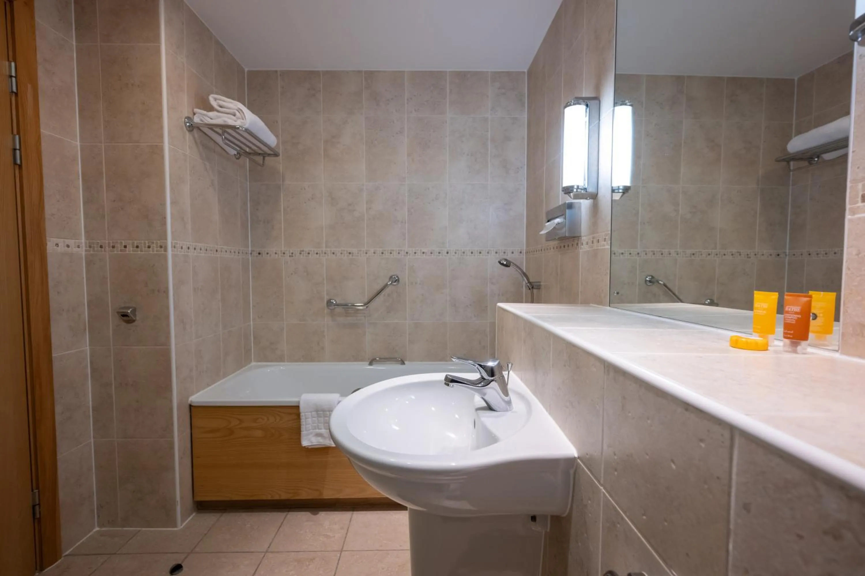Bathroom in Hellidon Lakes Hotel