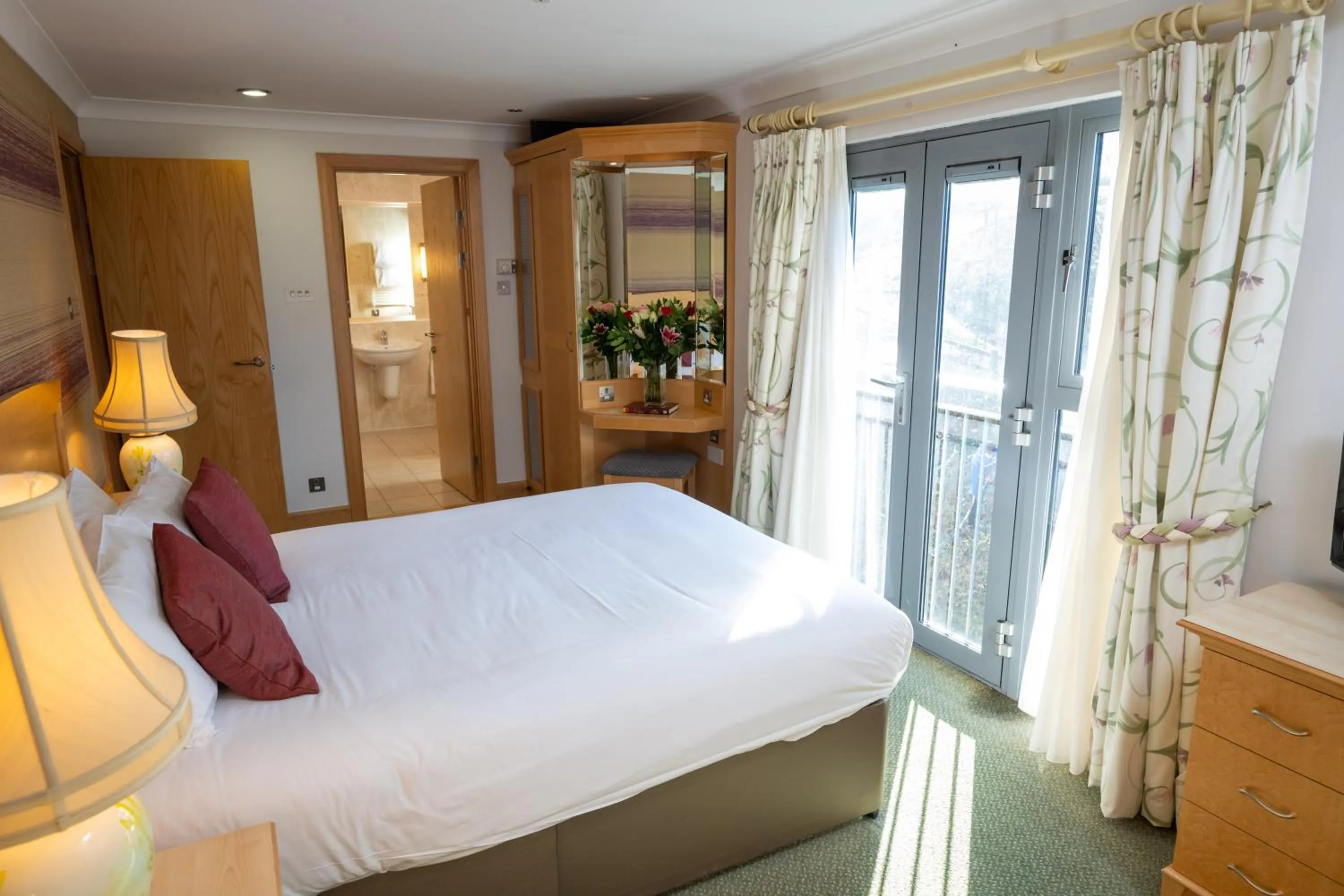 Photo of the whole room, Bed in Hellidon Lakes Hotel