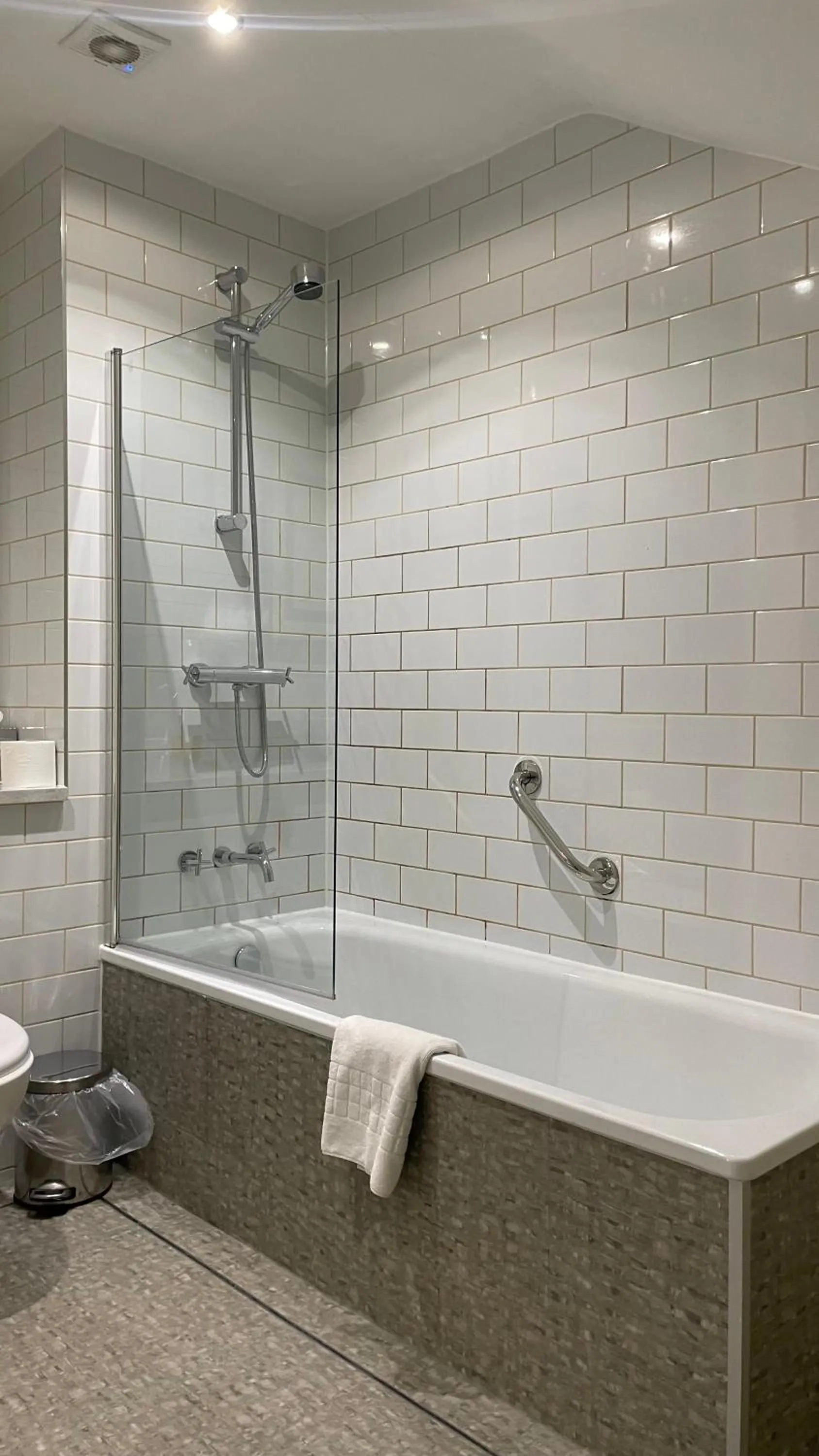 Shower in Hellidon Lakes Hotel